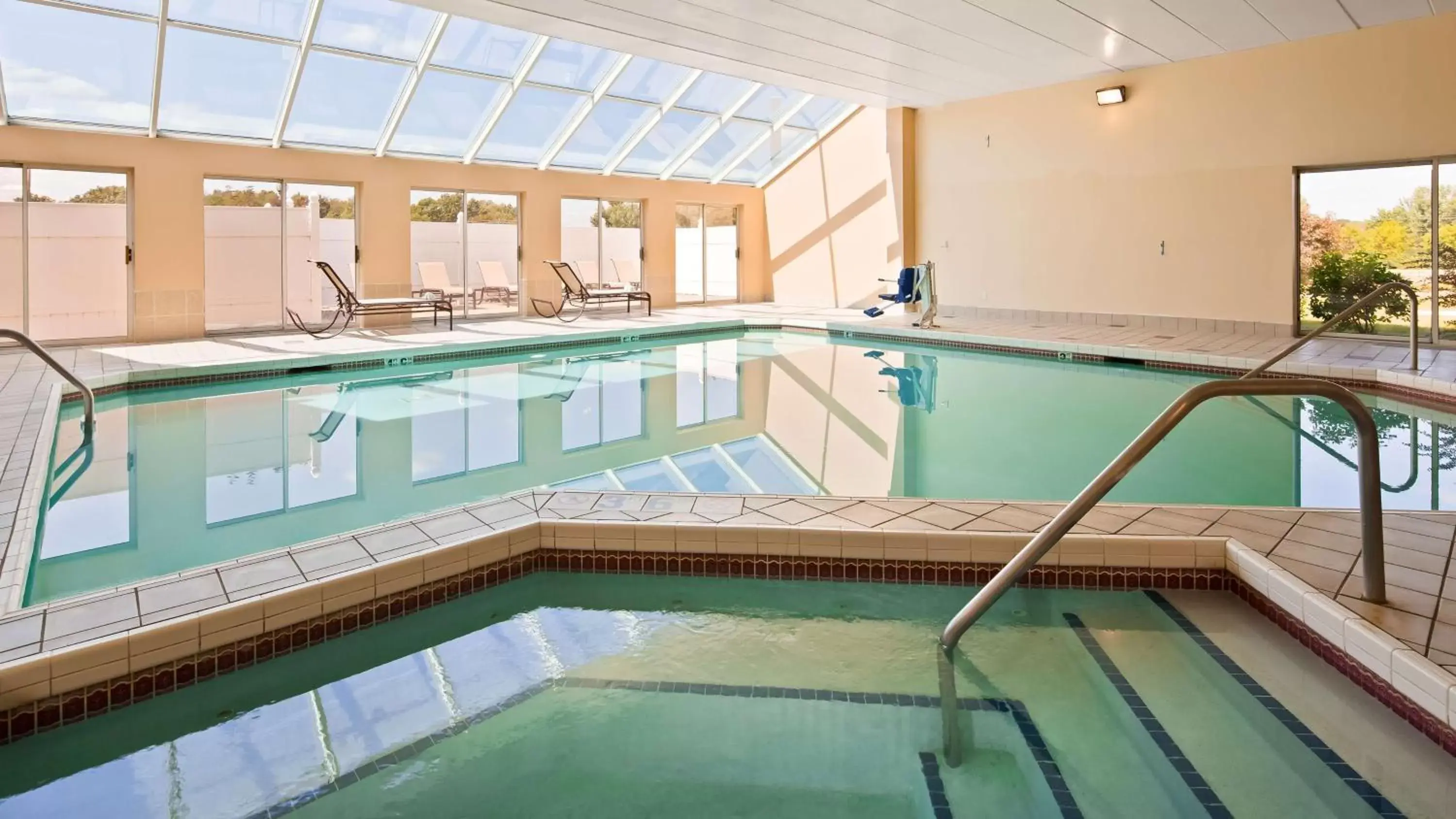 Hot Tub, Swimming Pool in Best Western Resort Hotel & Conference Center Portage