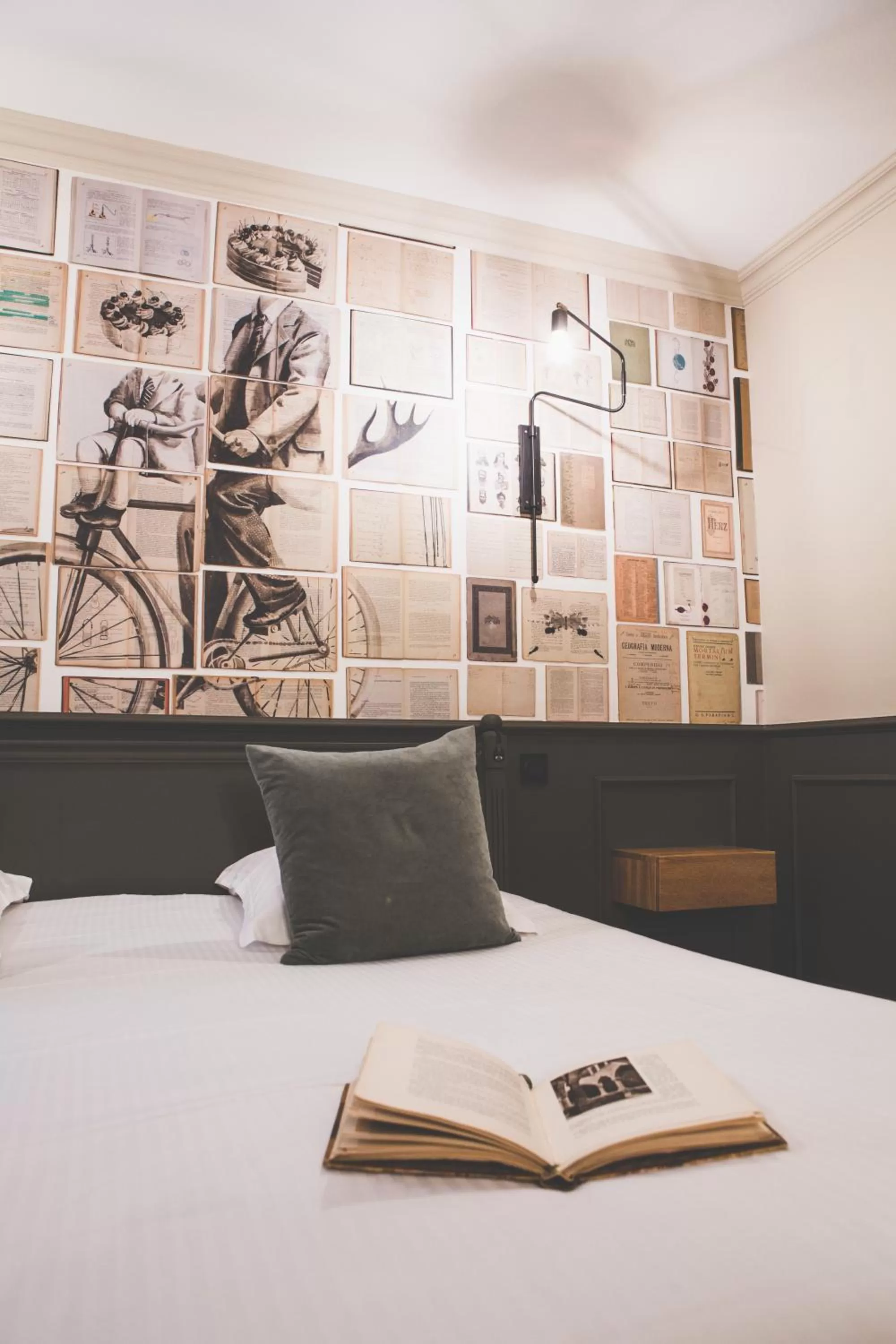 Bedroom, Bed in Ermitage De Corton - Teritoria