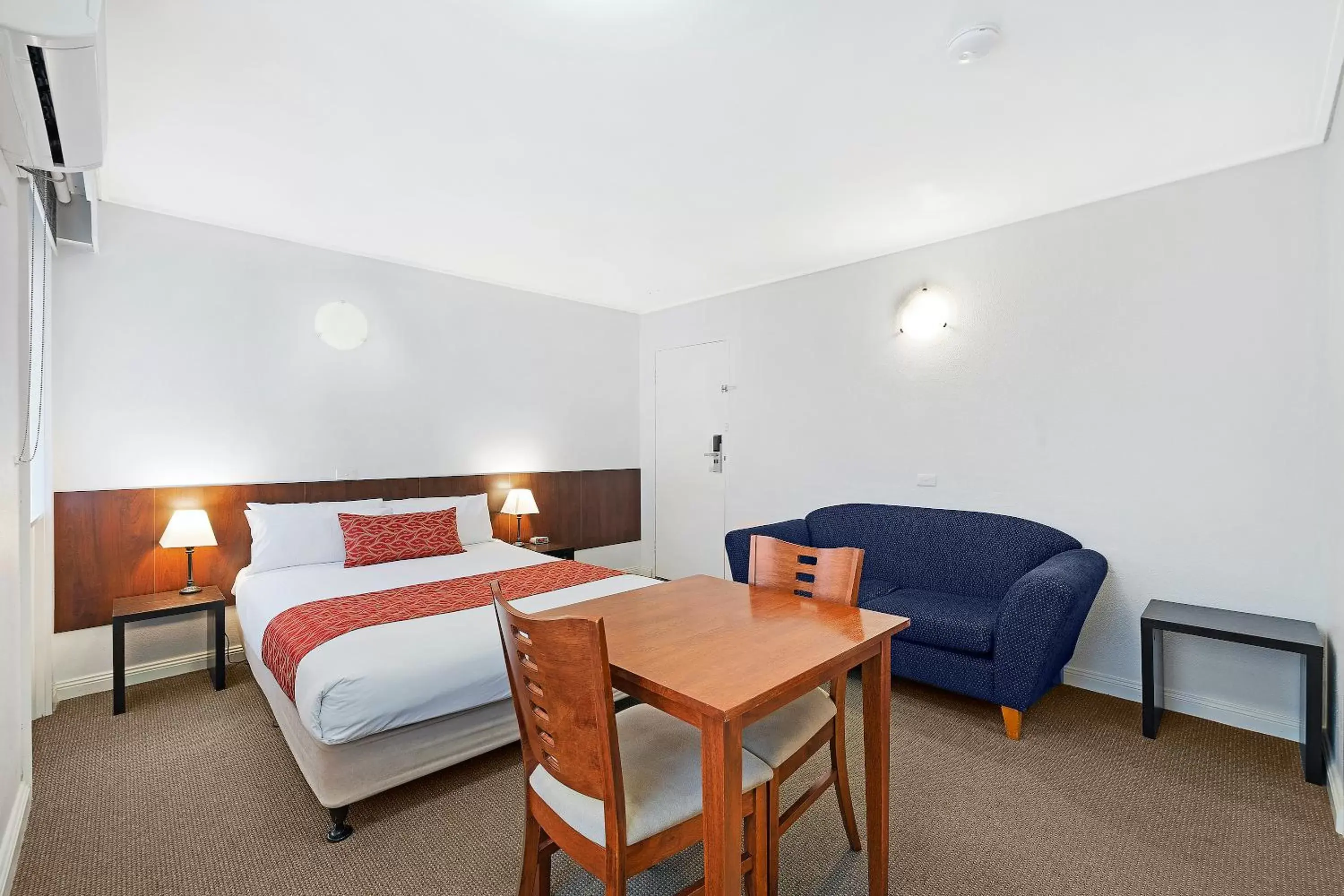 Bedroom in Central Court Motel Warrnambool