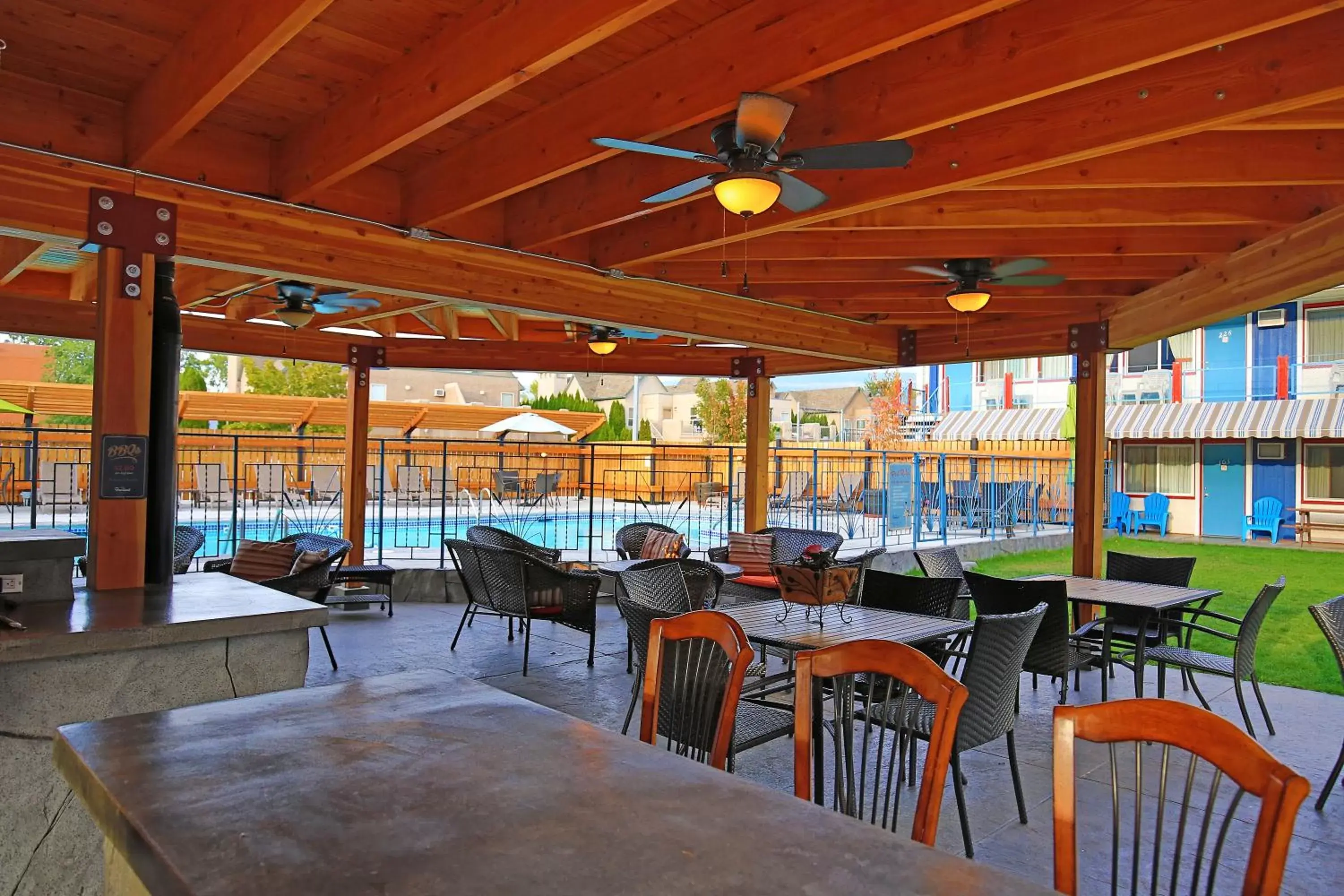 Patio, Restaurant/Places to Eat in Bowmont Motel