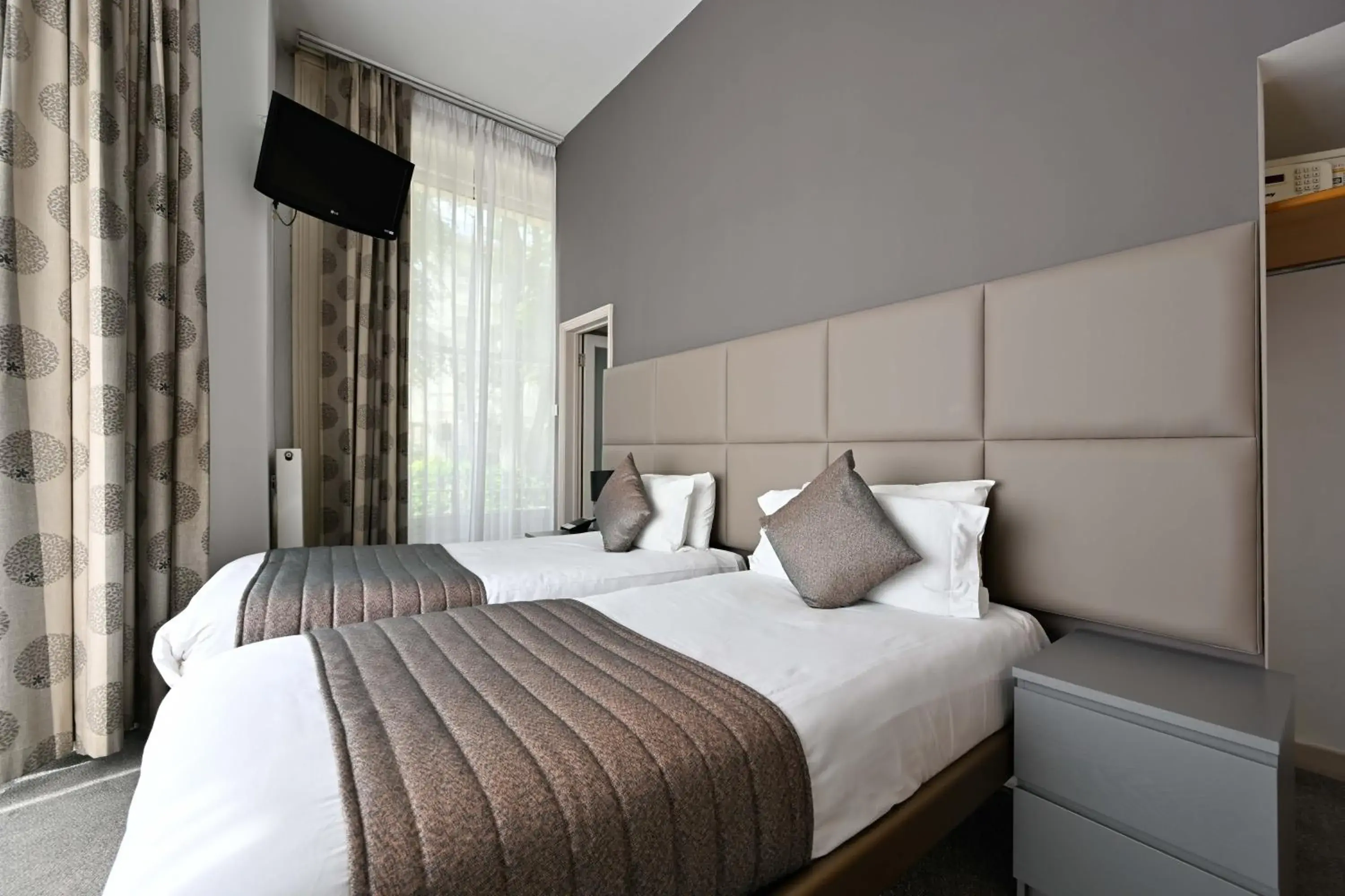 Photo of the whole room, Bed in Duke Of Leinster Hotel Photo of the whole room, Bed in Duke Of Leinster Hotel