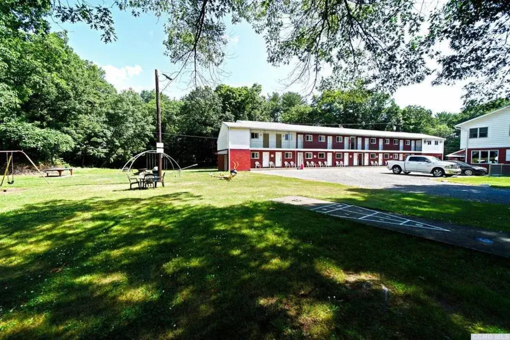 Property Building in Red Ranch Inn