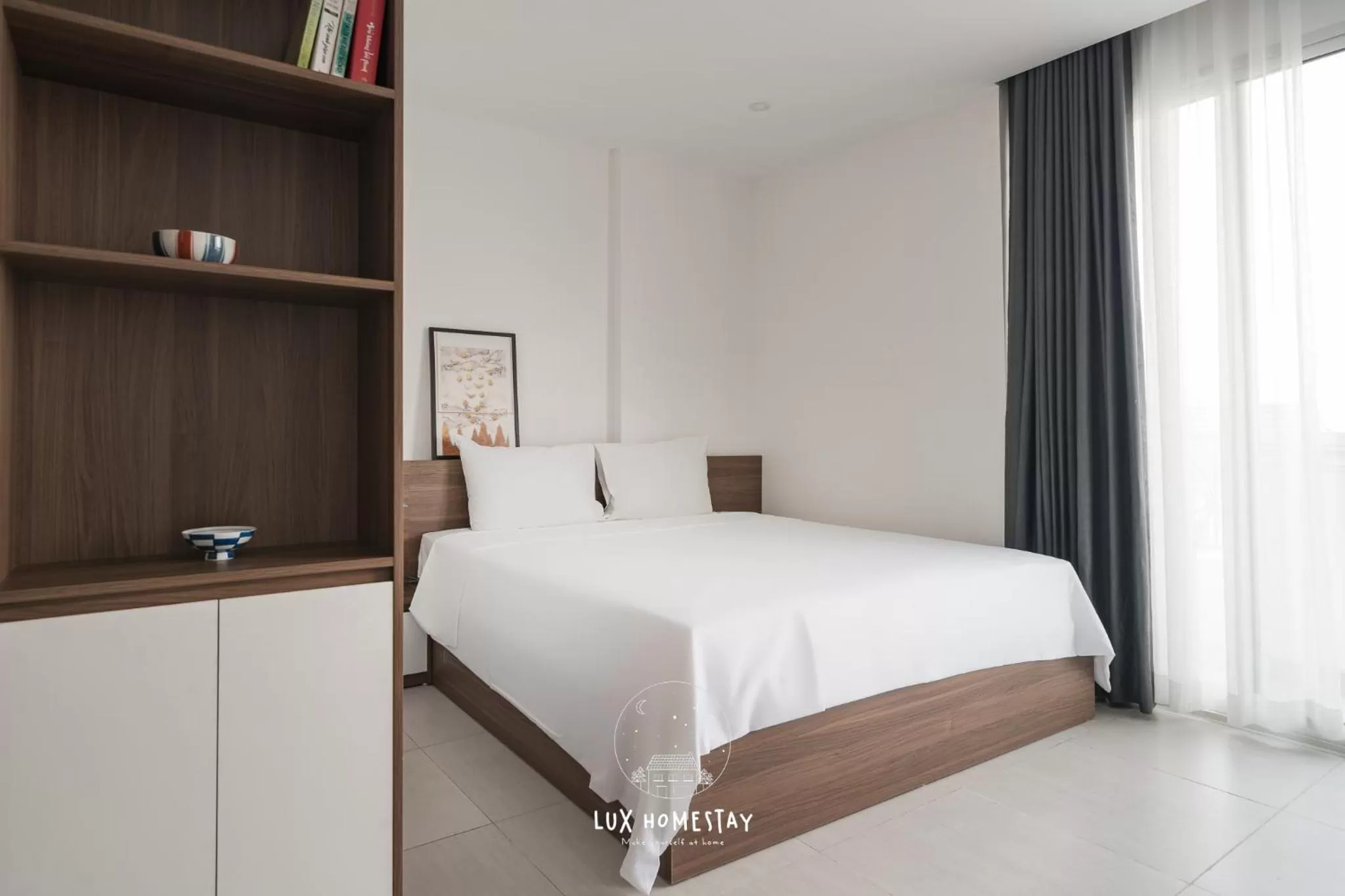 Photo of the whole room, Bed in Lux Westlake Studio