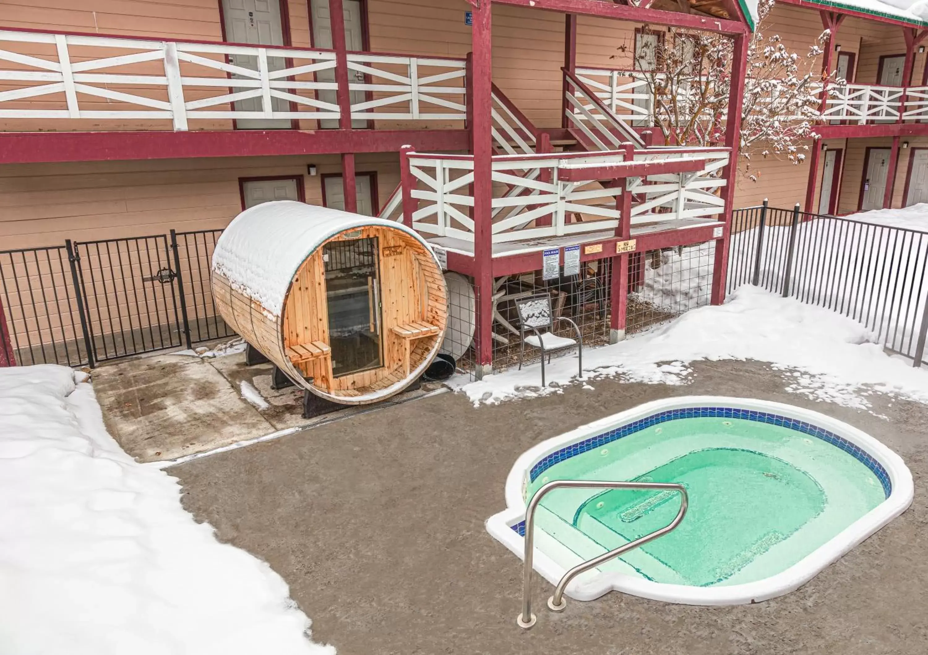 Hot Tub, Pool View in AbbyCreek Inn