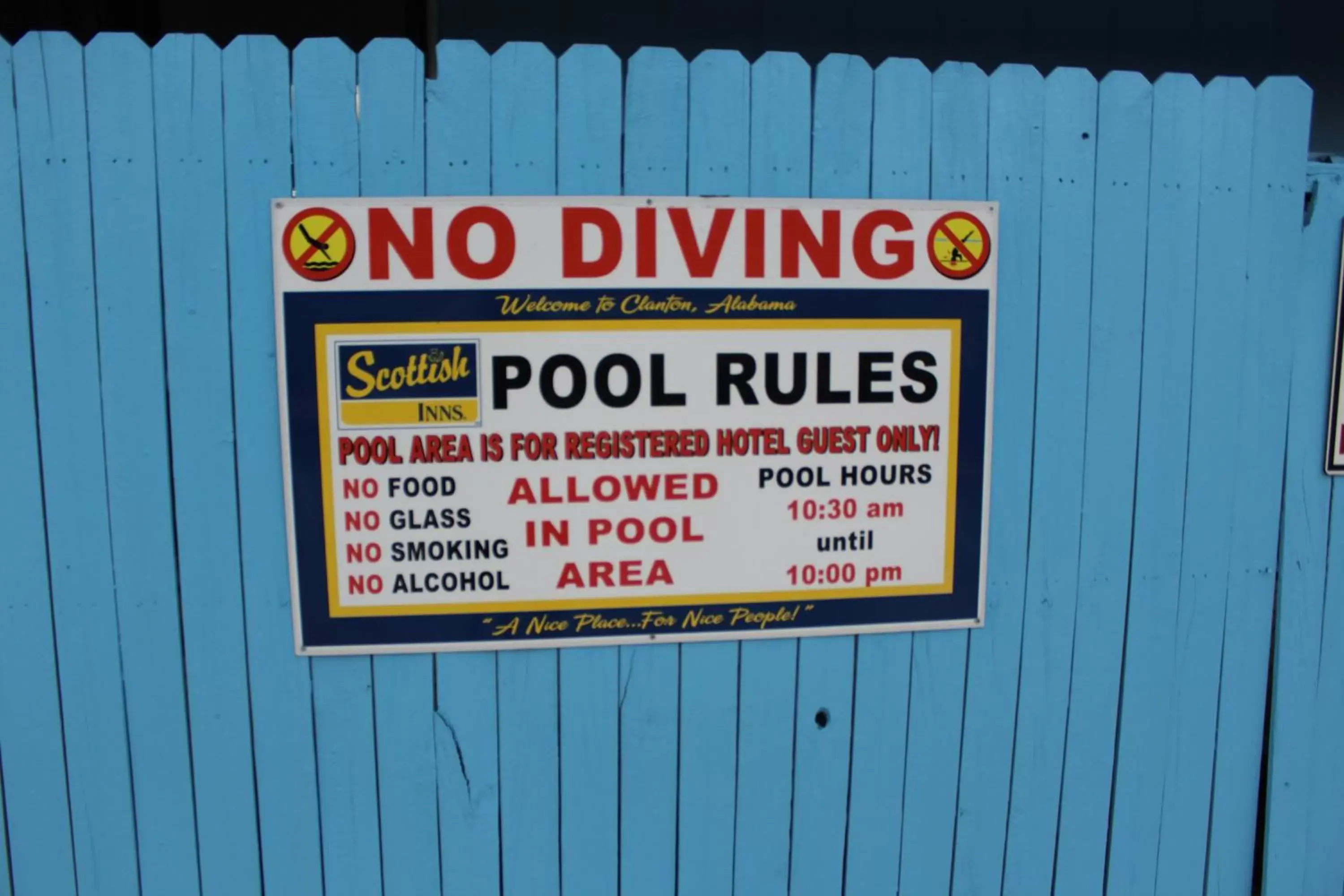 Swimming pool in Scottish Inn - Clanton