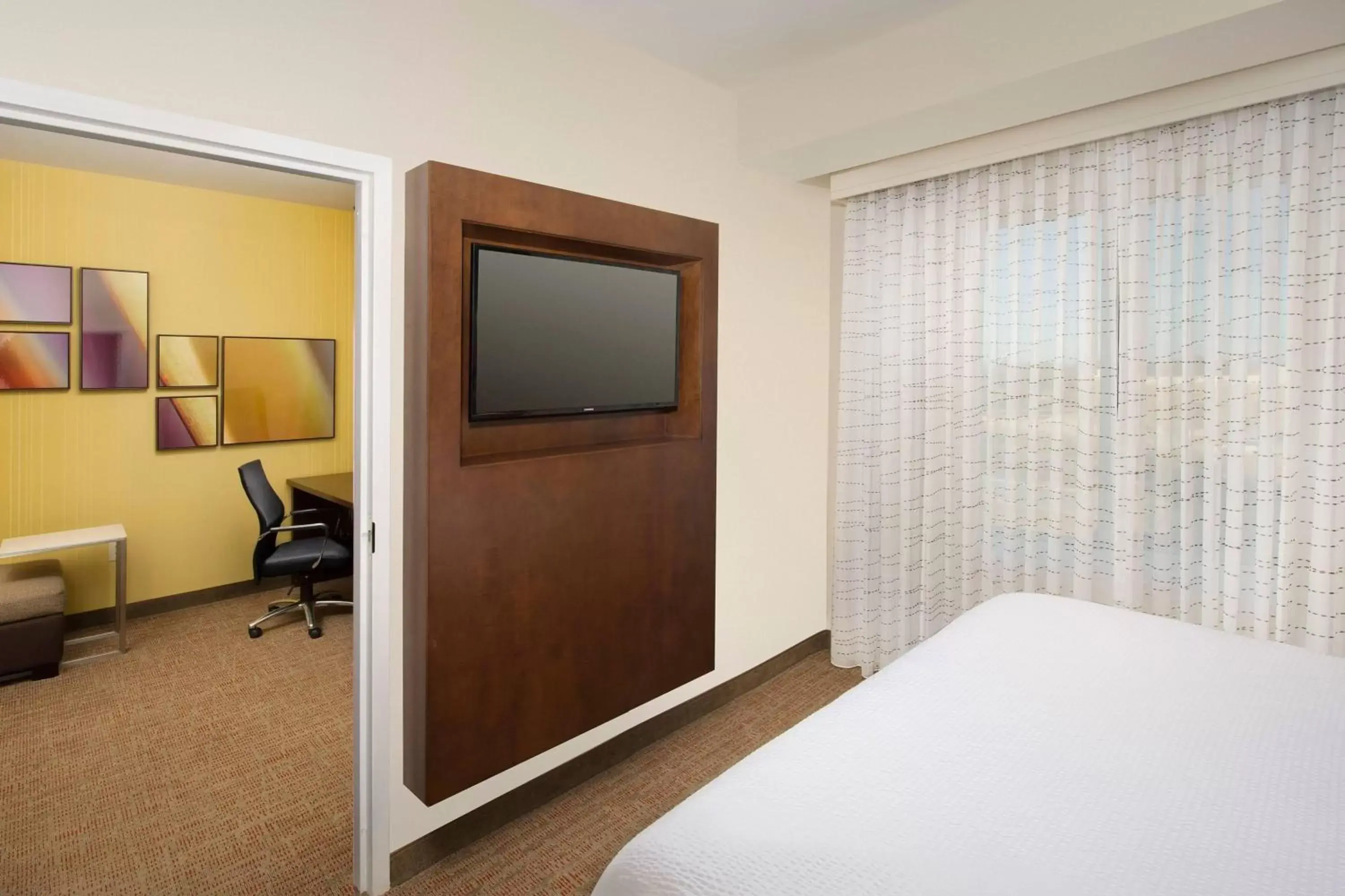 Bedroom, TV/Entertainment Center in Residence Inn by Marriott Nashville South East/Murfreesboro