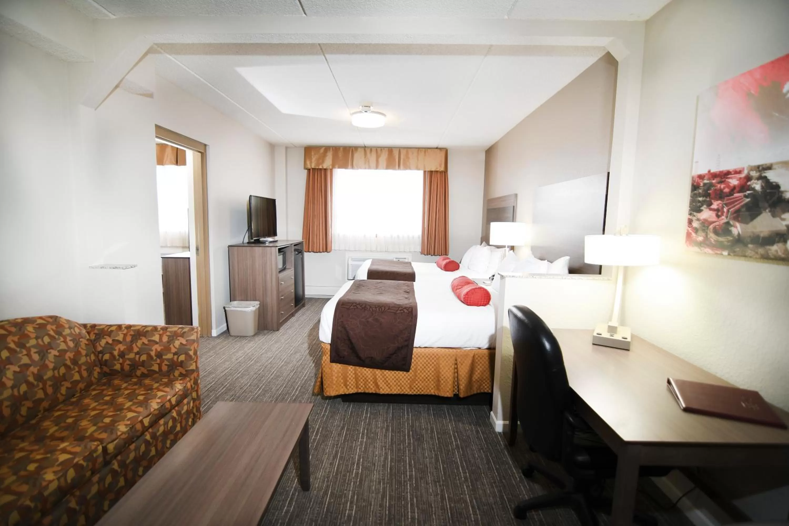 Photo of the whole room, Bed in Best Western Plus Sandusky Hotel & Suites