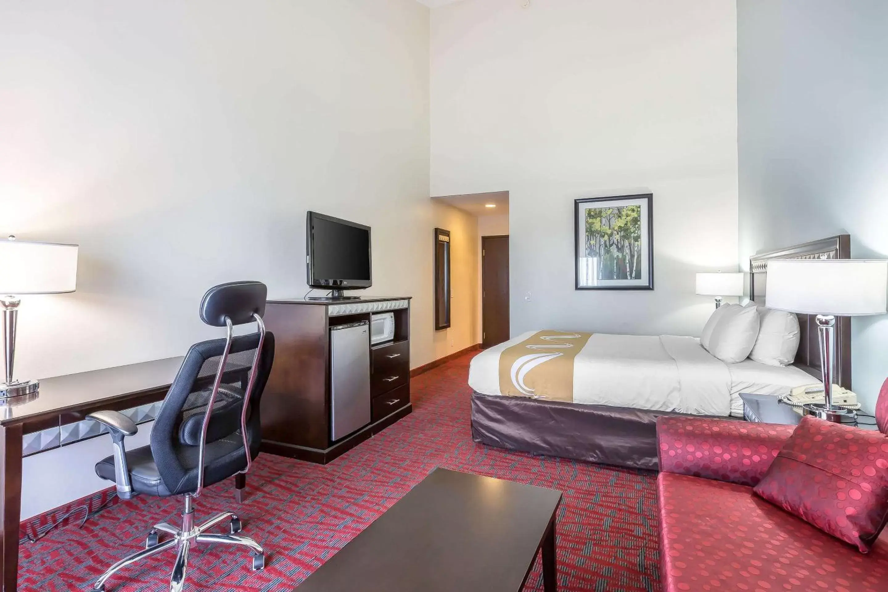 Bedroom, TV/Entertainment Center in Quality Inn & Suites Irvine Spectrum