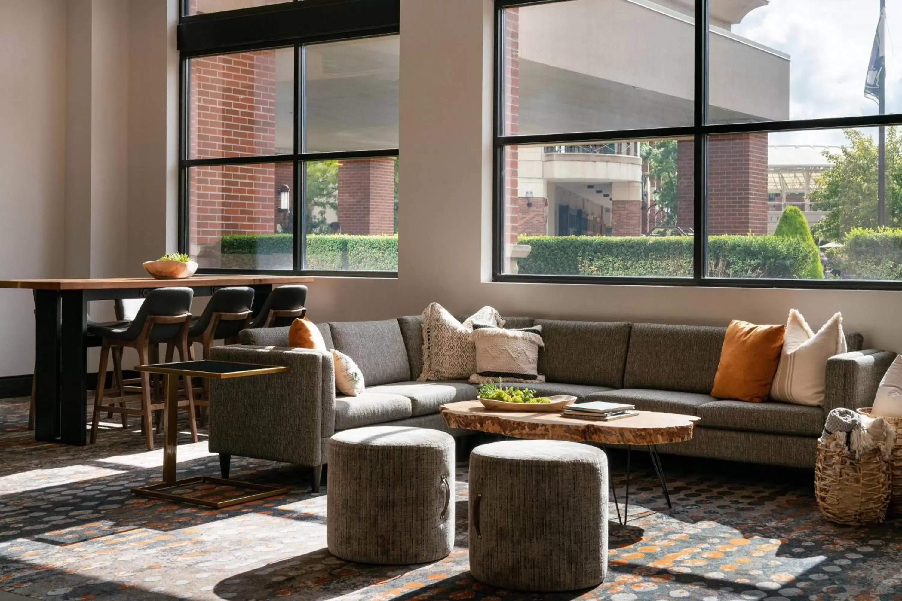 Photo of the whole room, Seating Area in Seattle Marriott Redmond