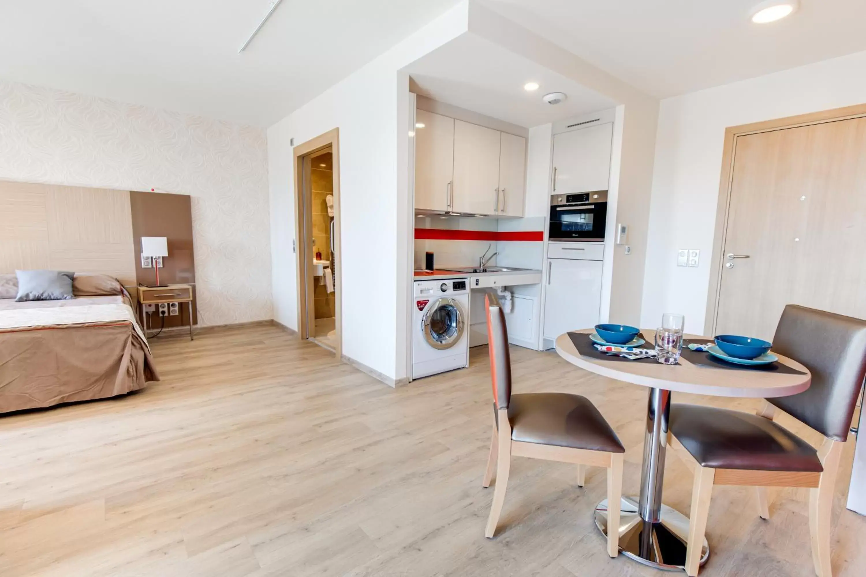 Photo of the whole room, Dining Area in Fréjus Appart'S