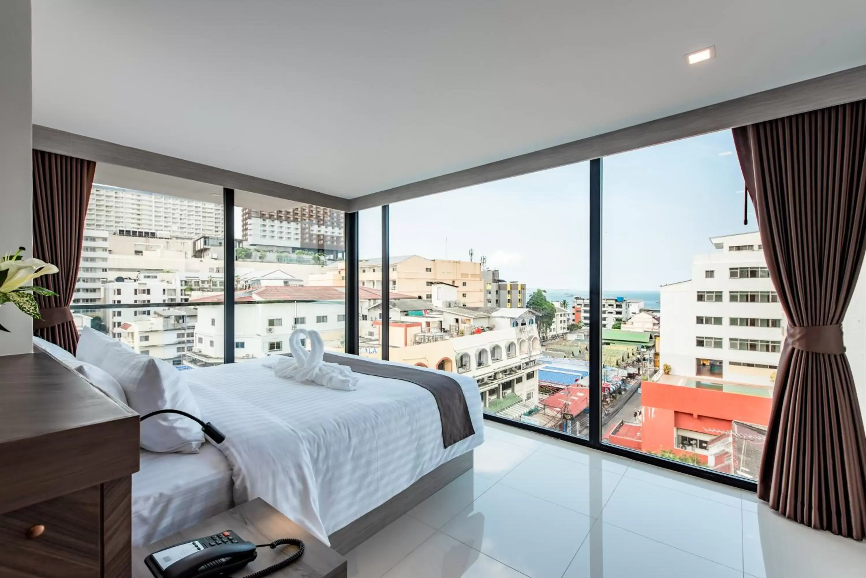 Photo of the whole room, Bed in Blackwoods Hotel Pattaya - SHA Extra Plus Photo of the whole room, Bed in Blackwoods Hotel Pattaya - SHA Extra Plus