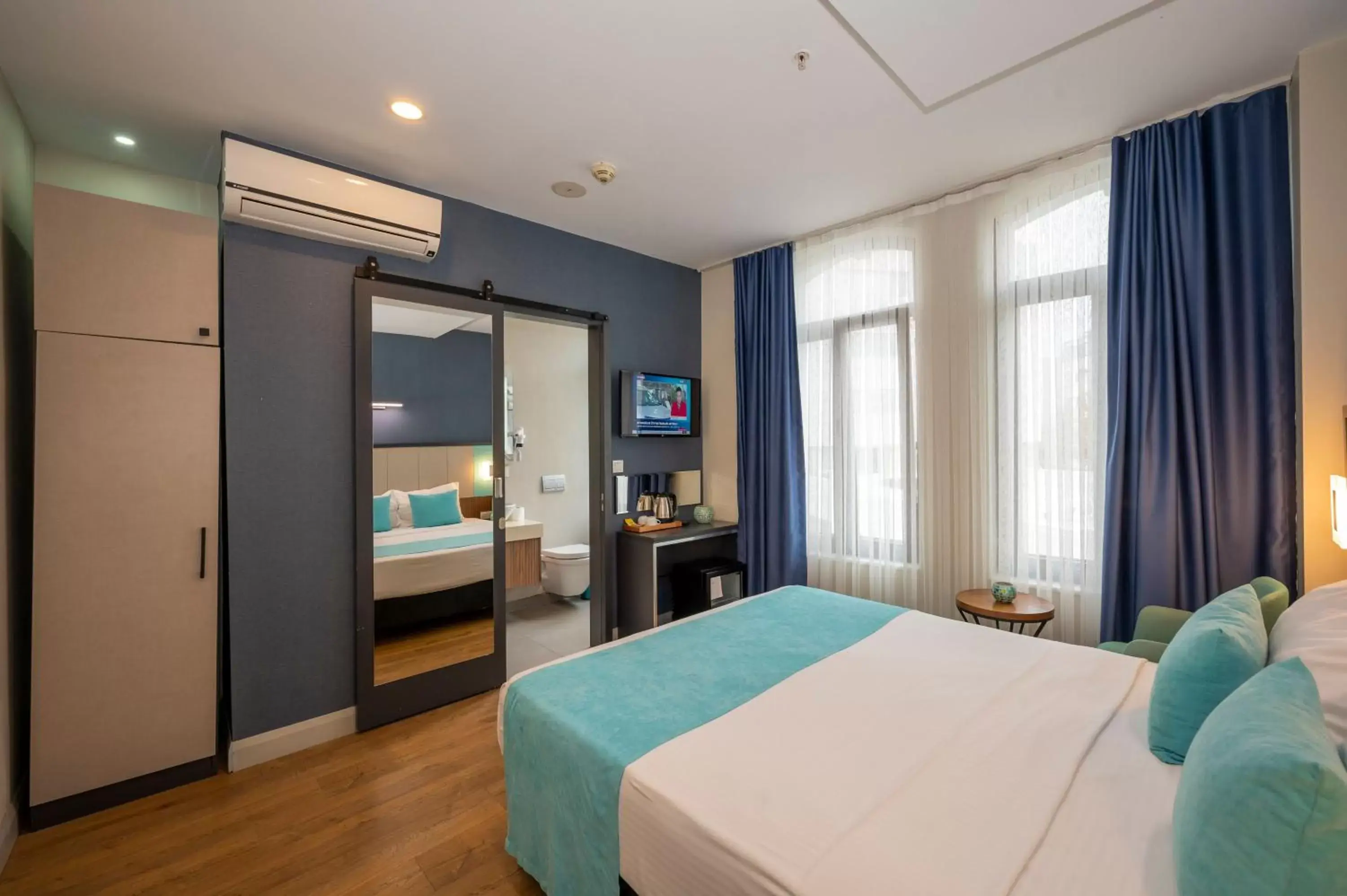 Photo of the whole room, Bed in Juno Hotel Taksim