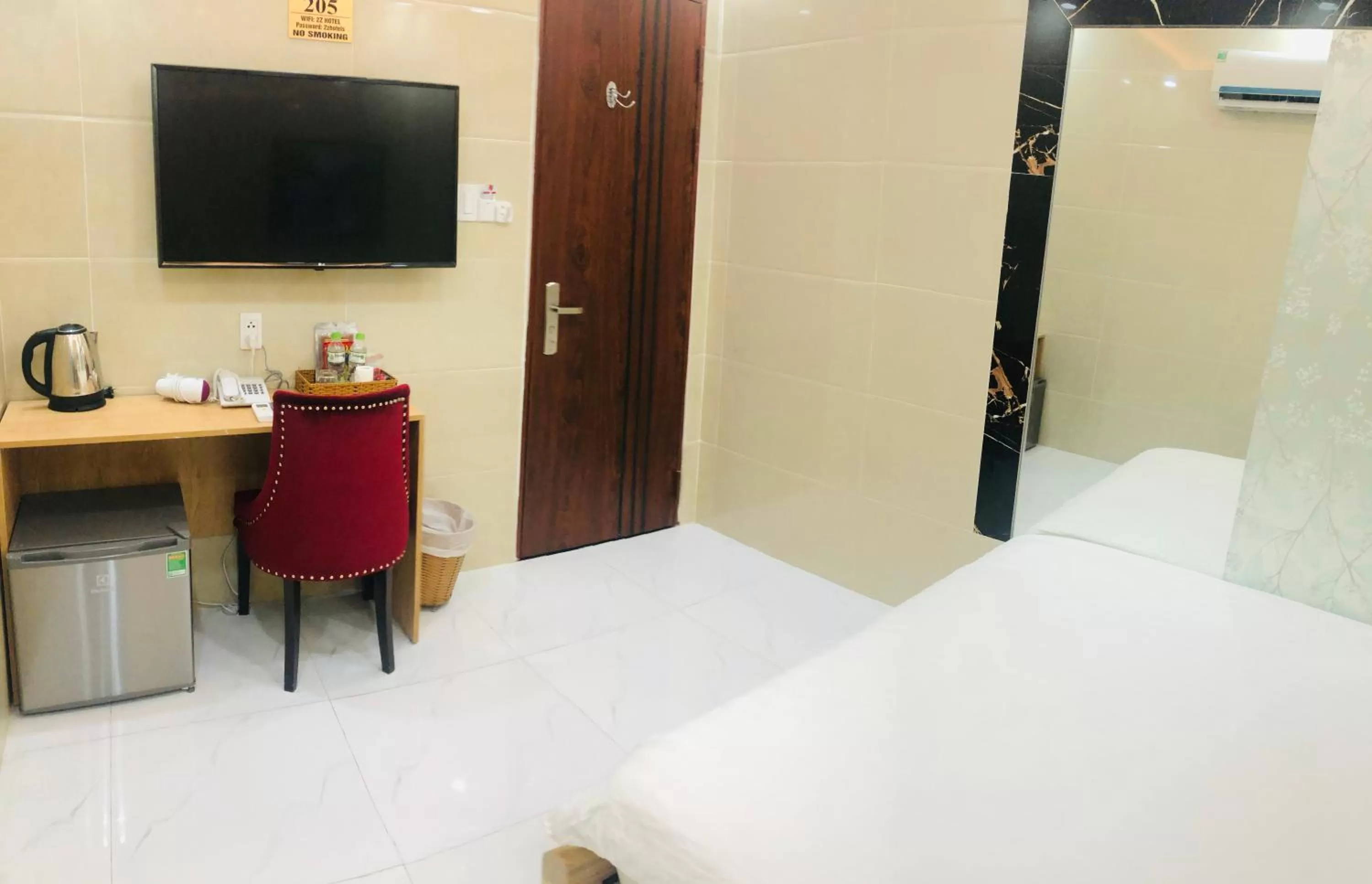 TV and multimedia, Bed in 2Z Hotel- 149 Lê Thị Riêng