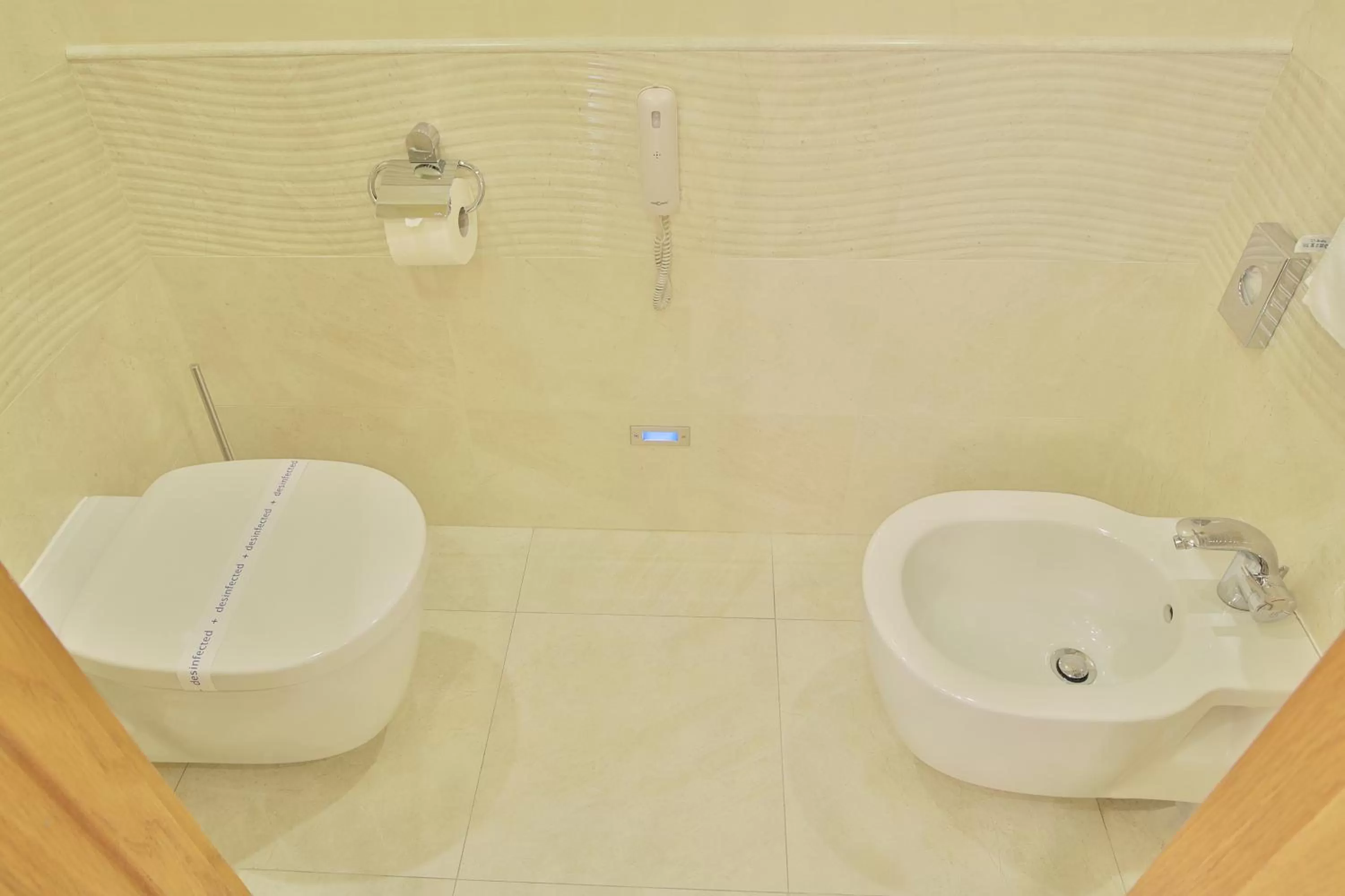 Toilet in Retro Riverside Wellness Resort