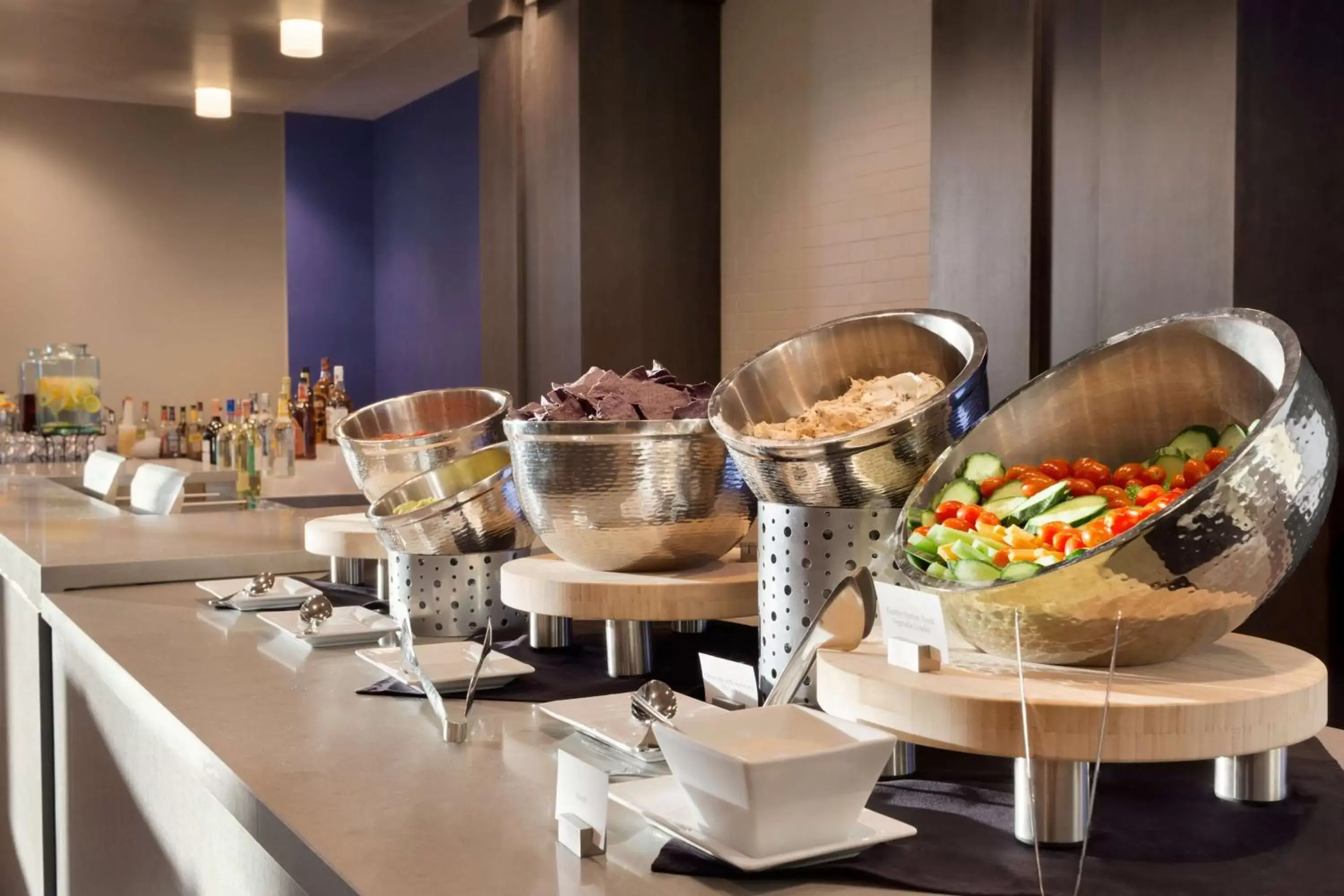 Dining area in Embassy Suites by Hilton Kansas City Olathe