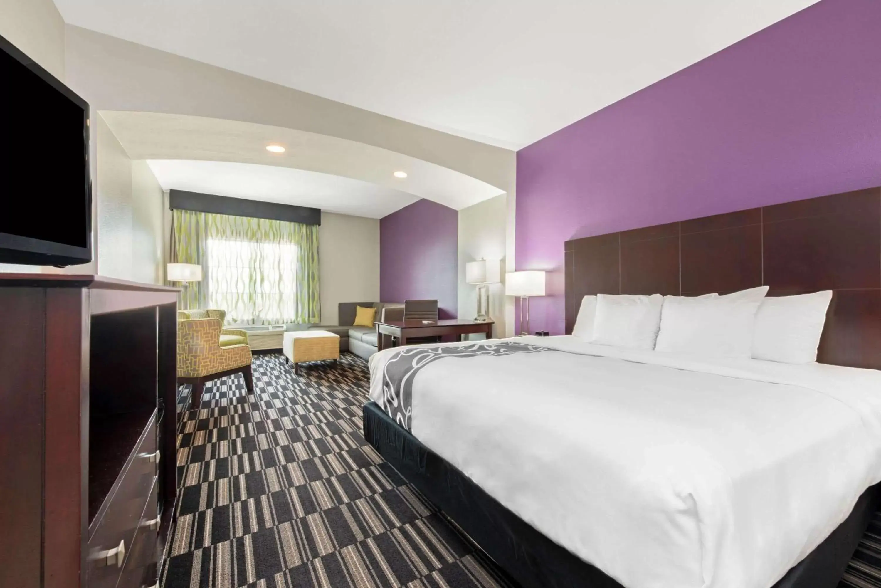 King Room with Bath Tub - Mobility/Hearing Accessible - Non-Smoking in La Quinta by Wyndham Bridge City-Orange King Room with Bath Tub - Mobility/Hearing Accessible - Non-Smoking in La Quinta by Wyndham Bridge City-Orange