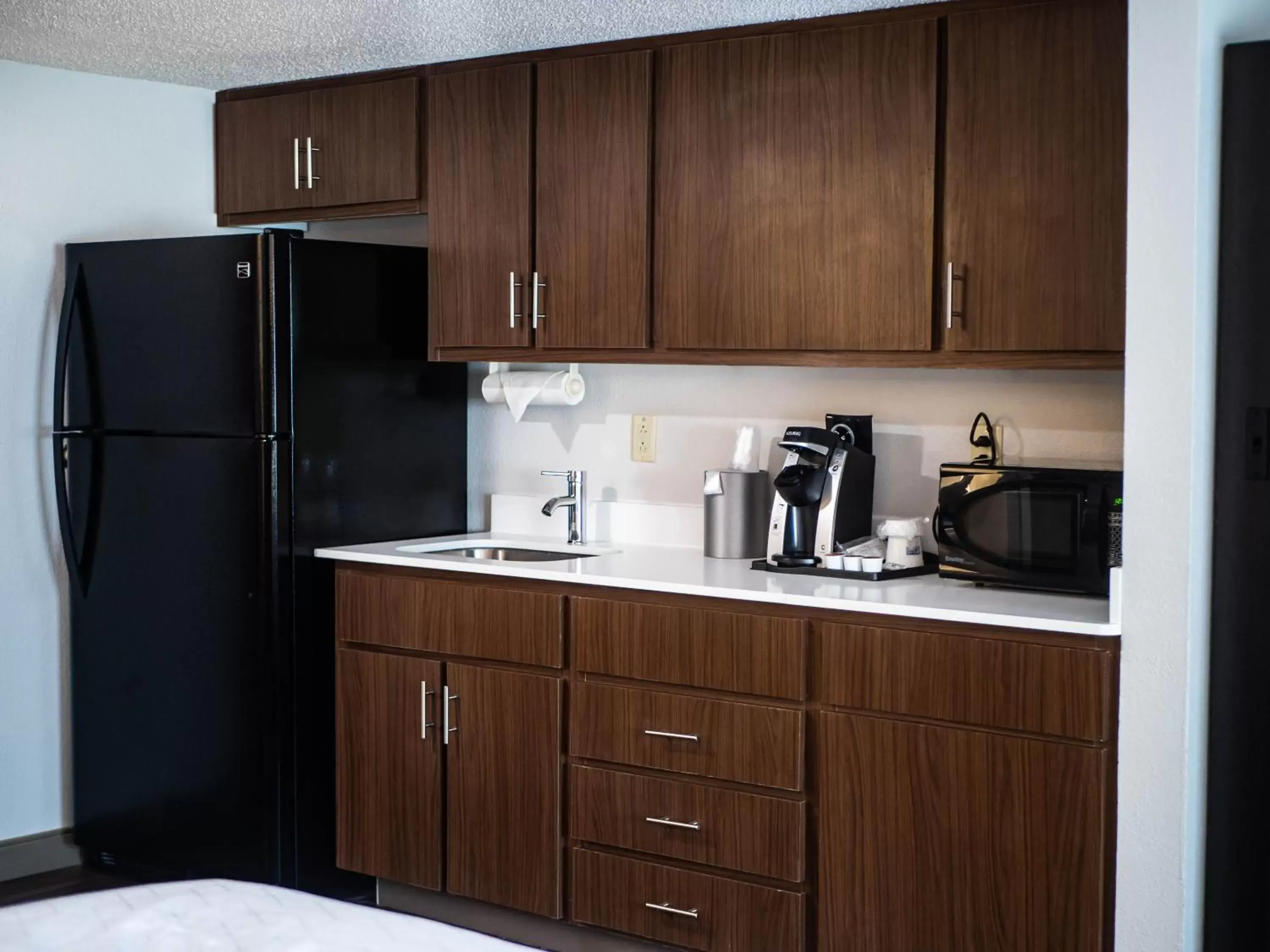 Bedroom, Kitchen/Kitchenette in Holiday Inn Express & Suites Charlotte-Concord-I-85, an IHG Hotel
