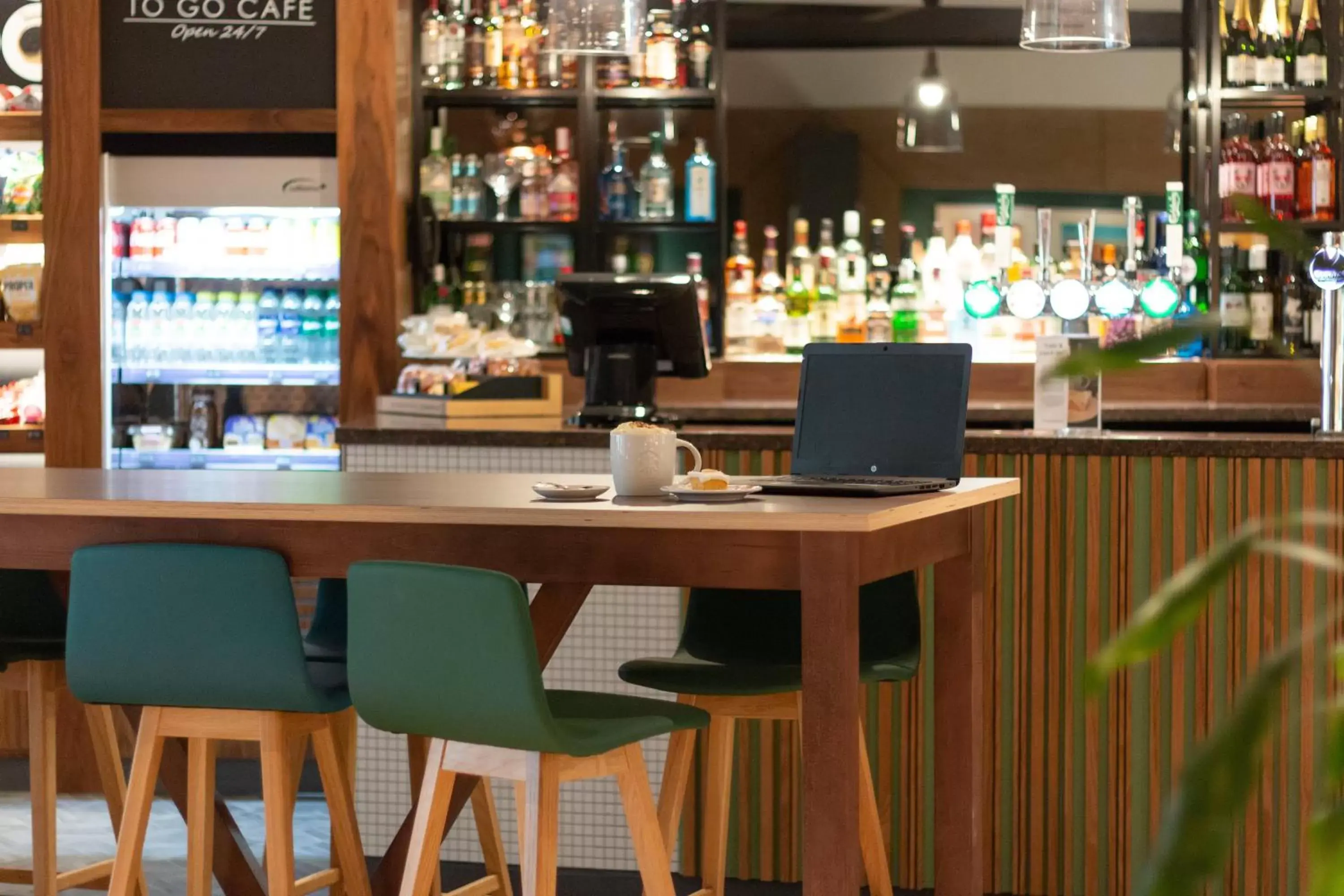 Lounge or bar in Holiday Inn Ashford - North A20 by IHG Lounge or bar in Holiday Inn Ashford - North A20 by IHG