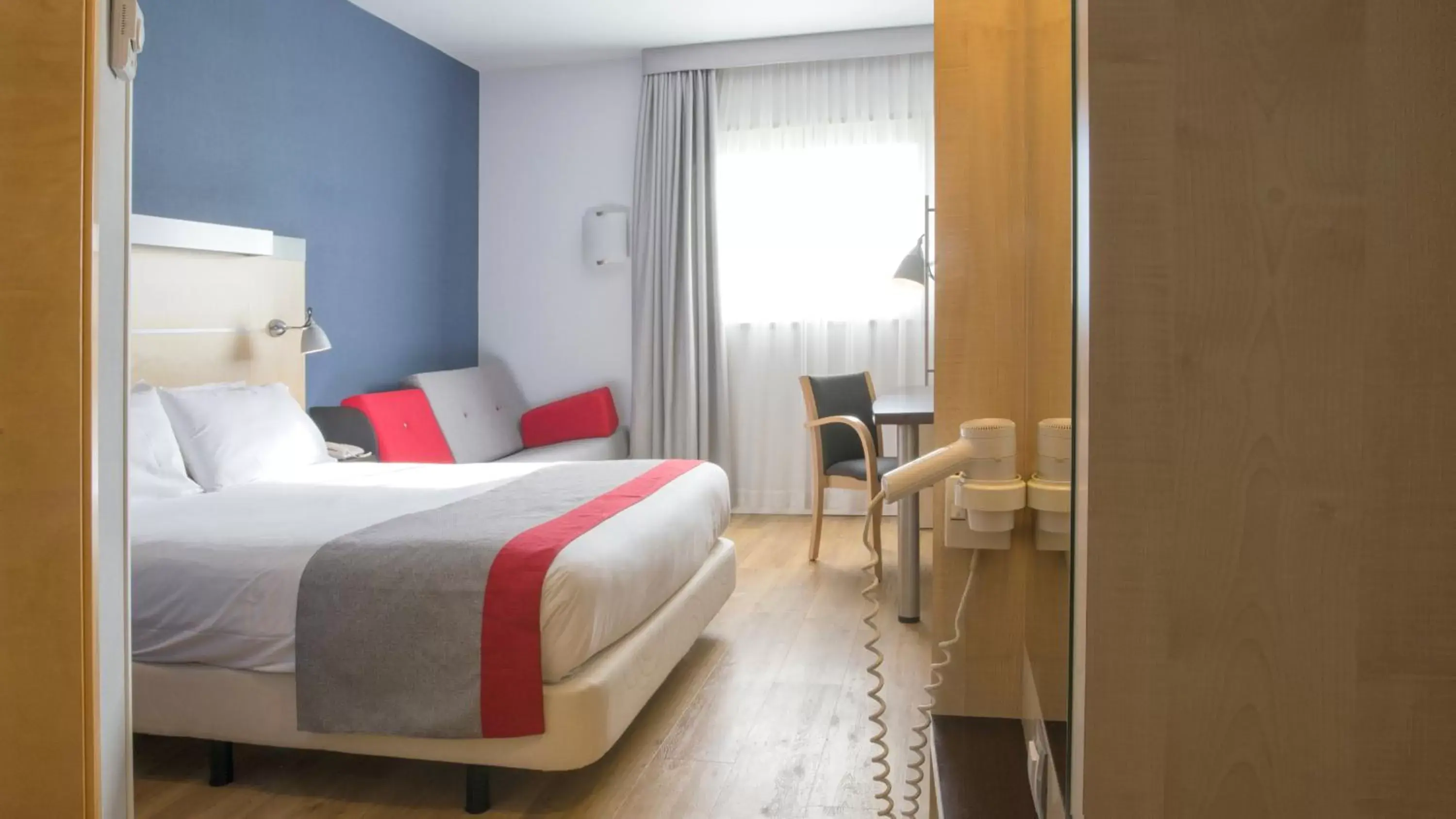 Photo of the whole room, Bed in Hotel Holiday Inn Express Madrid-Rivas