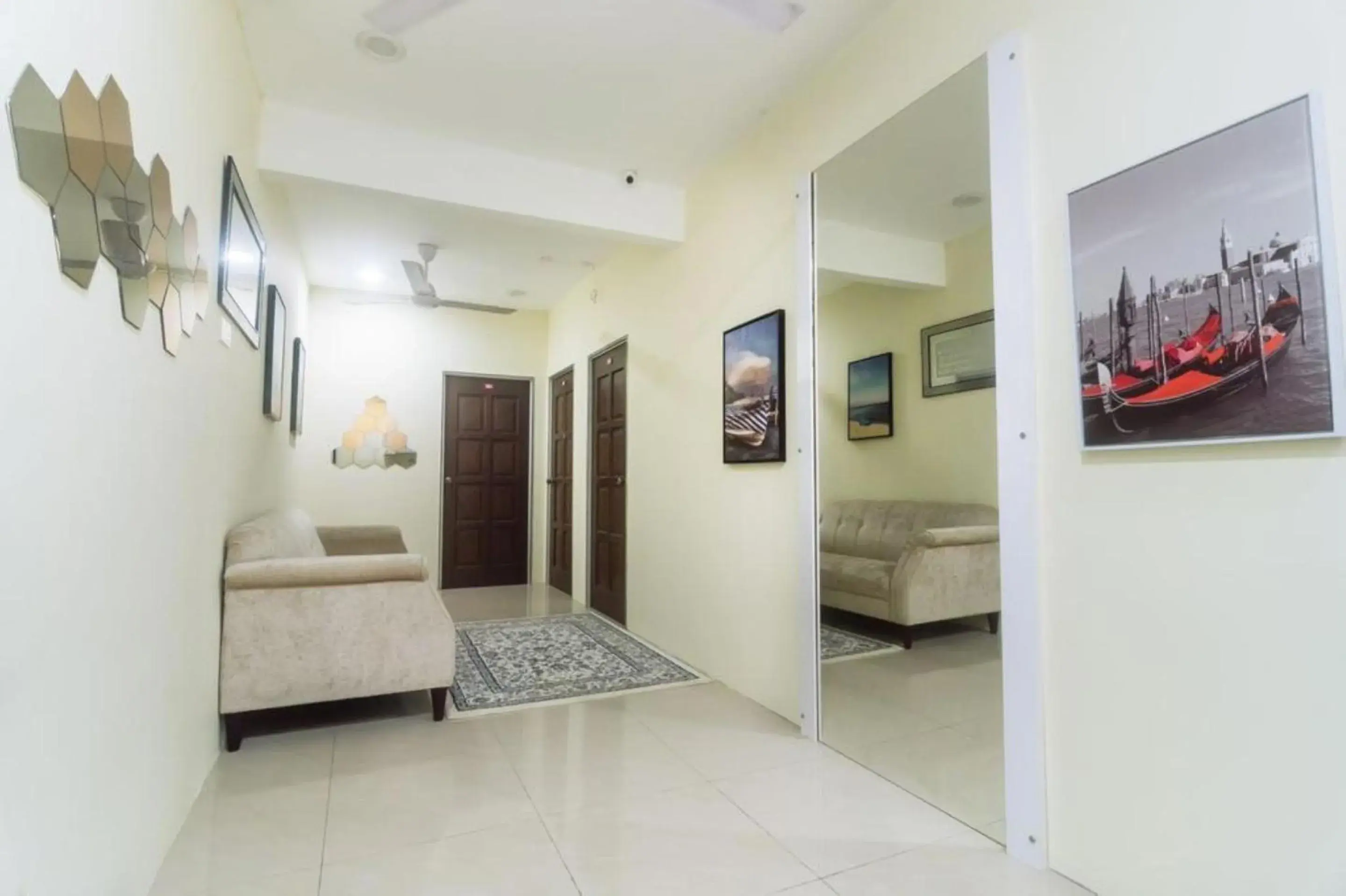 Lobby or reception, Seating Area in OYO 90090 Roselyn Inn 2