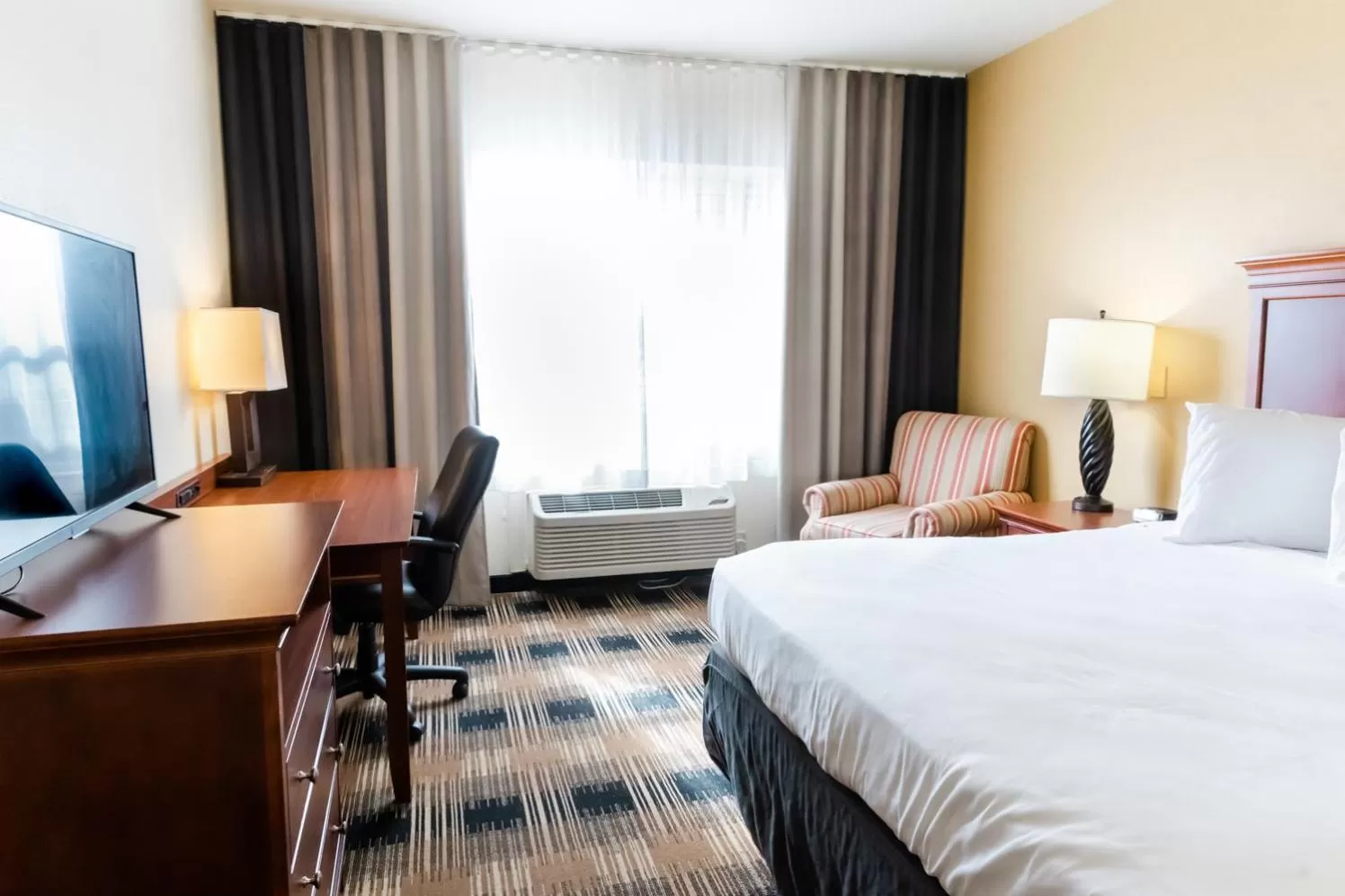 Bed in Country Inn & Suites by Radisson, Helen, GA