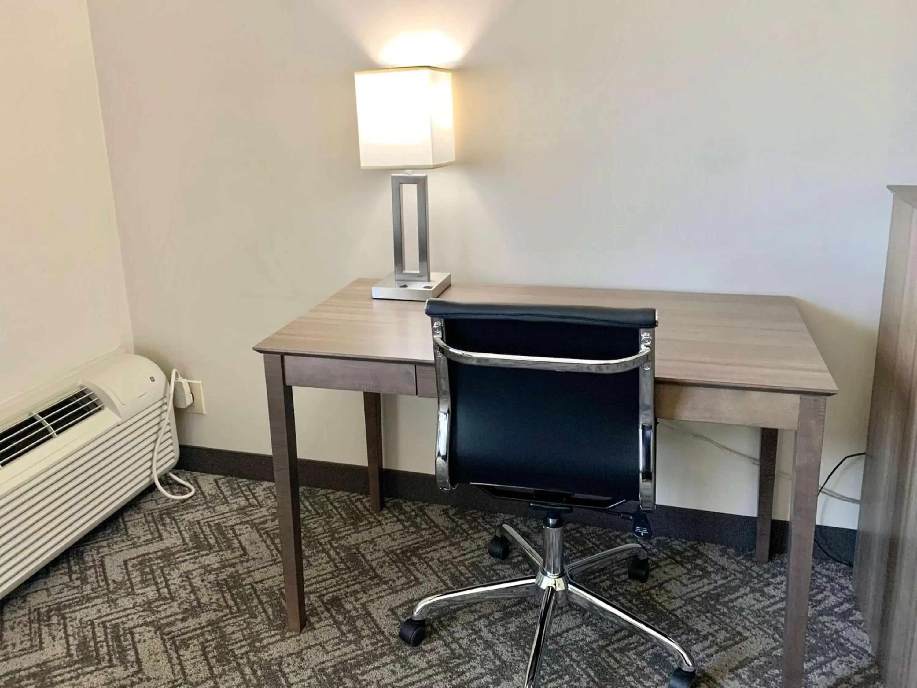 Photo of the whole room, TV/Entertainment Center in Best Western Plus Great Northern Inn