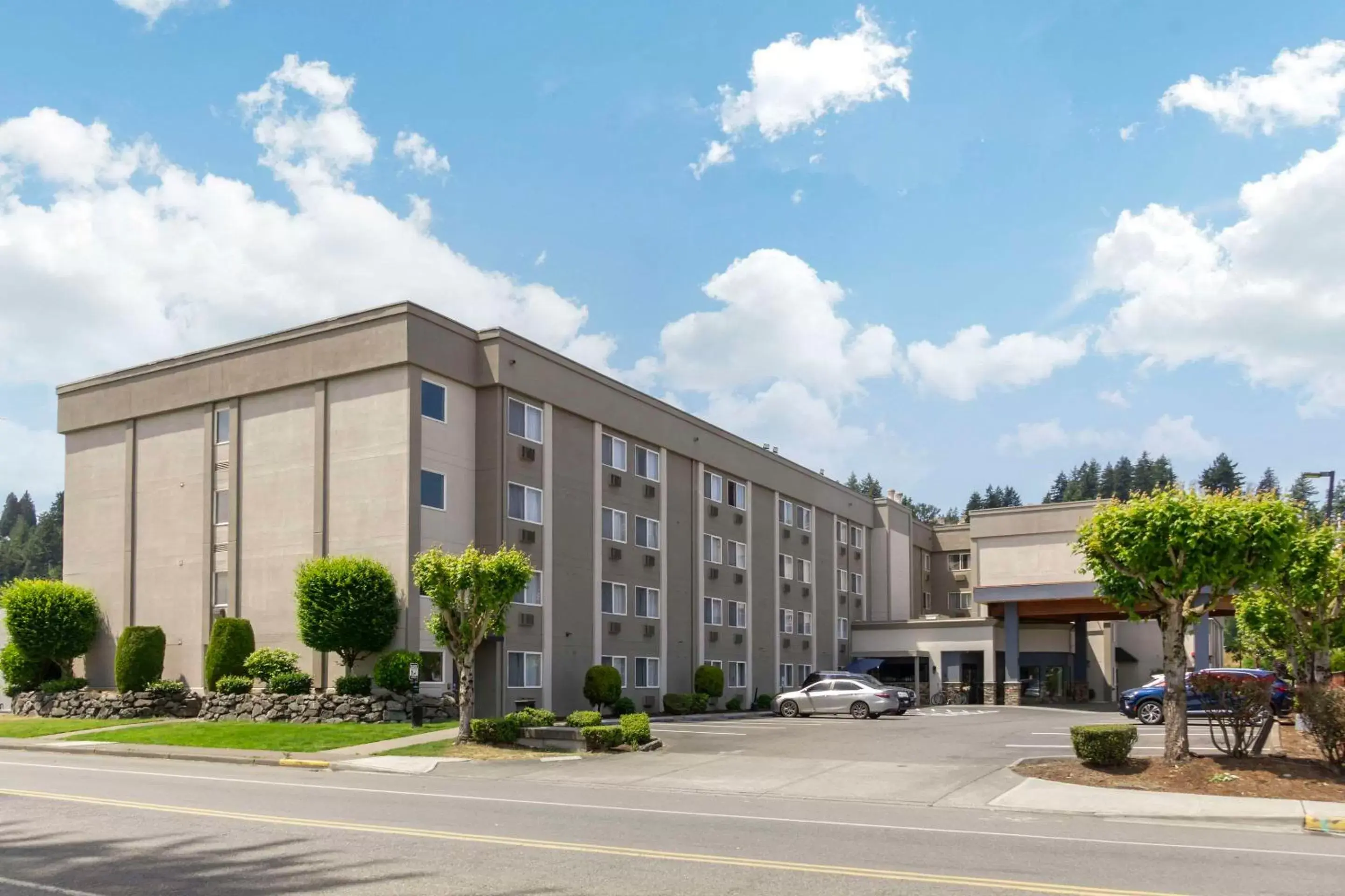 Property Building in Comfort Inn & Suites Pacific – Auburn