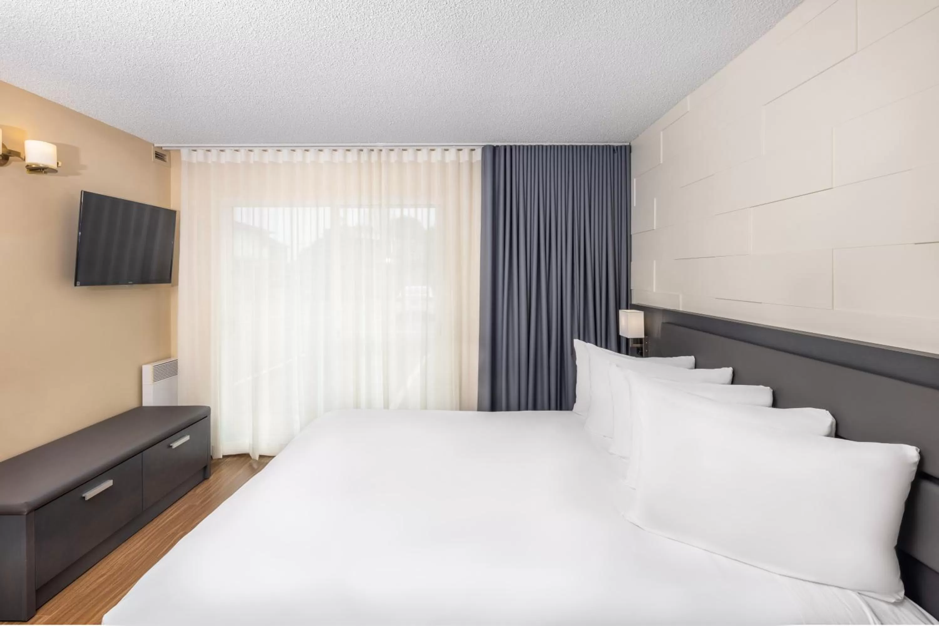 Bed in Les Suites de Laviolette, an Ascend Collection Hotel