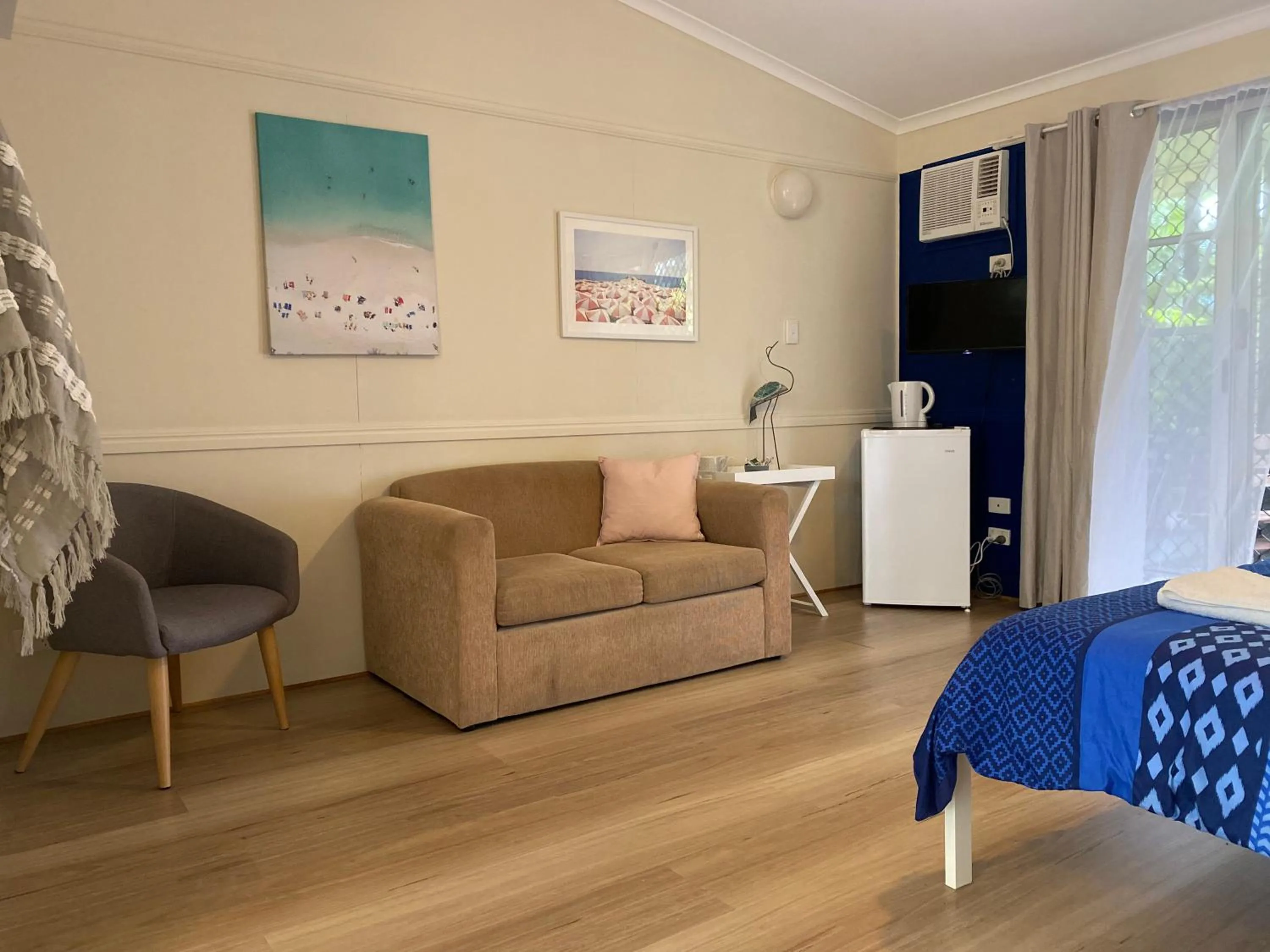 Coffee/tea facilities, Bed in Colonial Village Resort