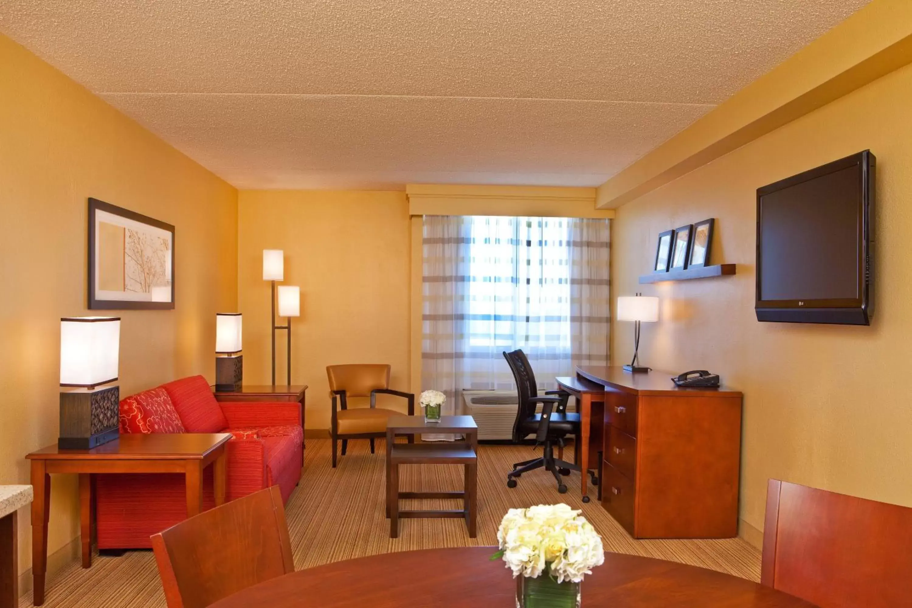 Living room, Seating Area in Courtyard by Marriott Alexandria Pentagon South