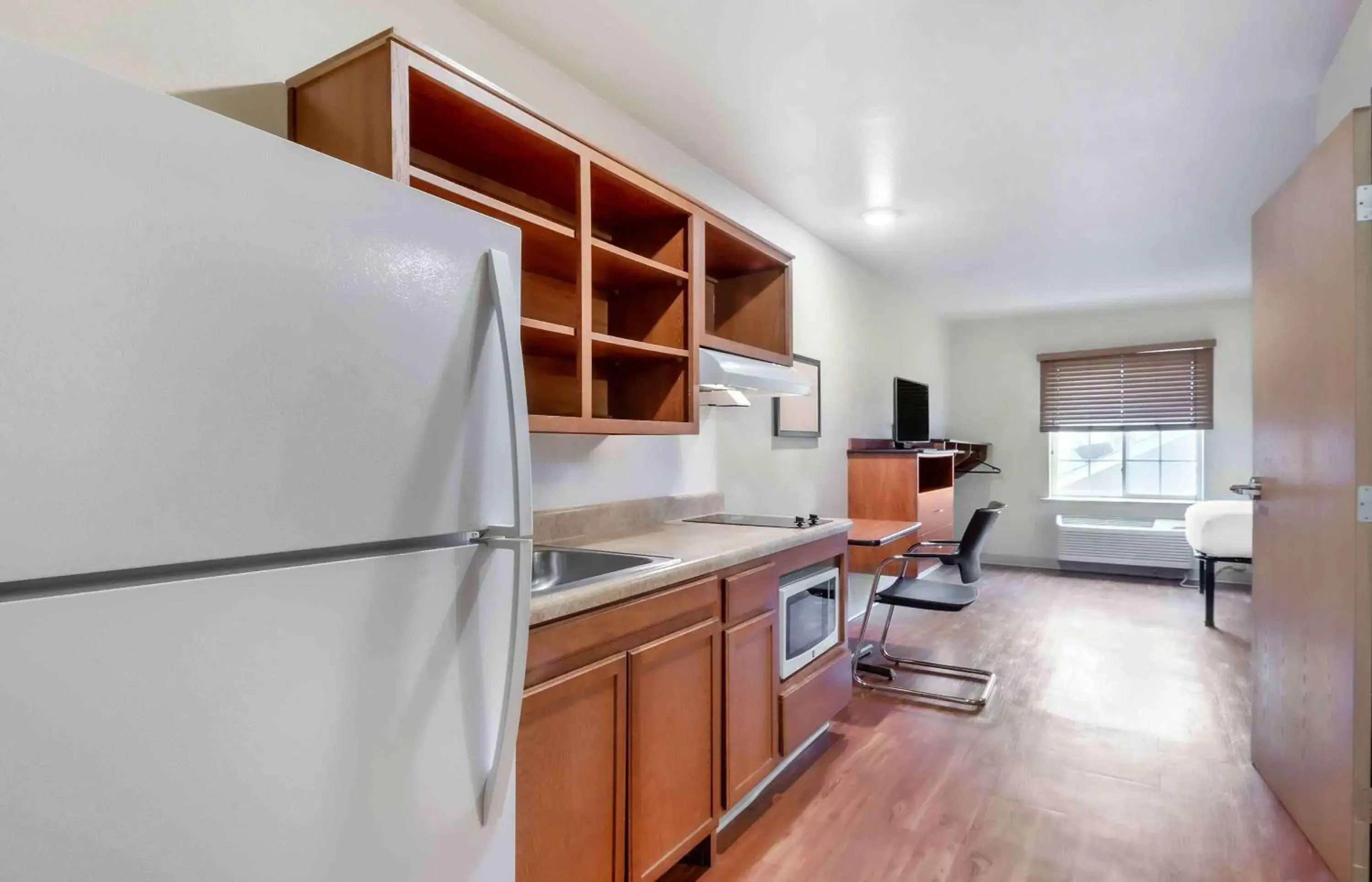 Bedroom, Kitchen/Kitchenette in Extended Stay America Select Suites - Dayton - Miamisburg
