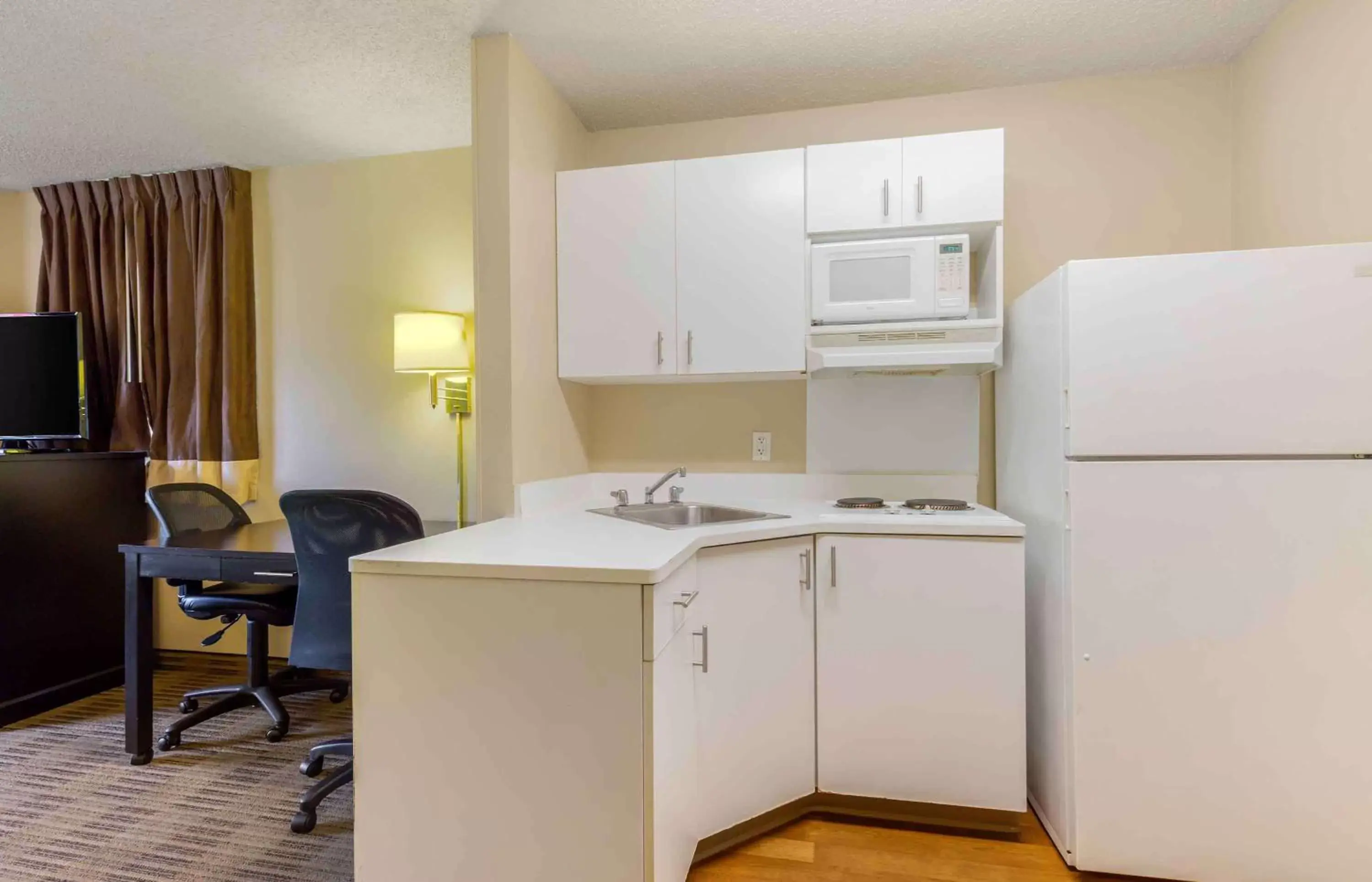 Bedroom, Kitchen/Kitchenette in Extended Stay America Suites - Washington, DC - Germantown - Milestone