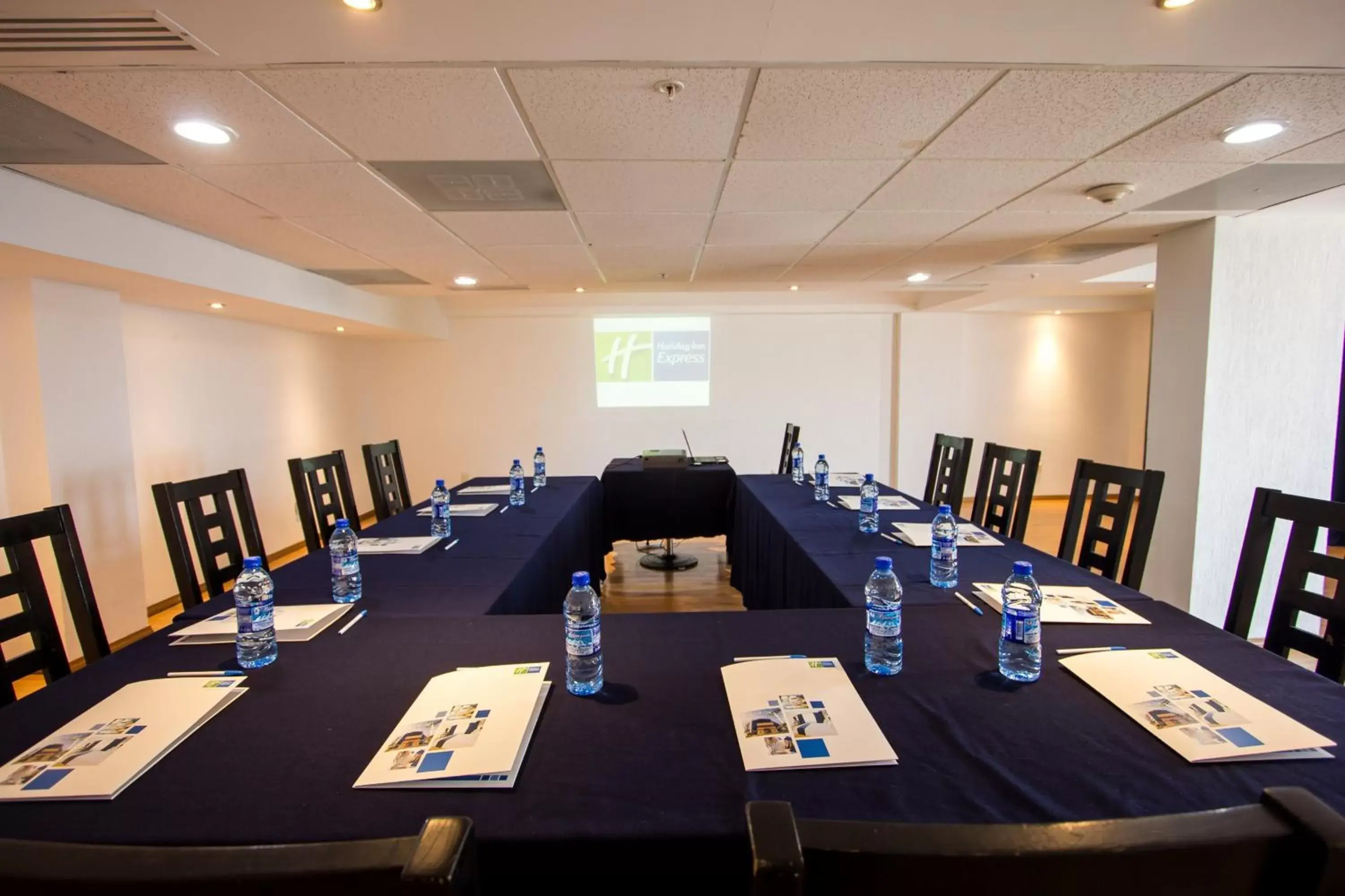 Meeting/conference room in Holiday Inn Express Nuevo Laredo, an IHG Hotel