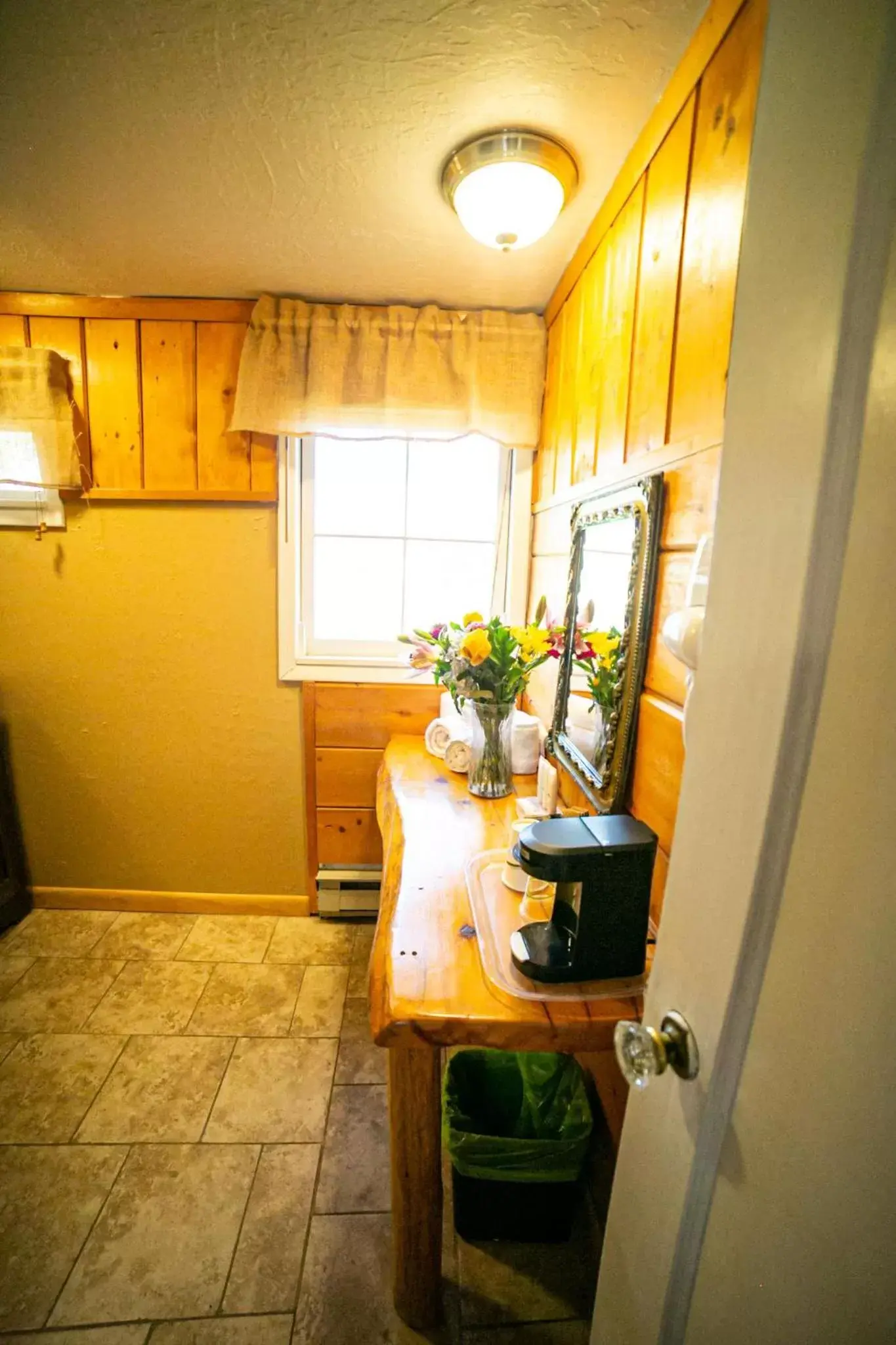 Kitchen/Kitchenette in Chinook Winds Lodge