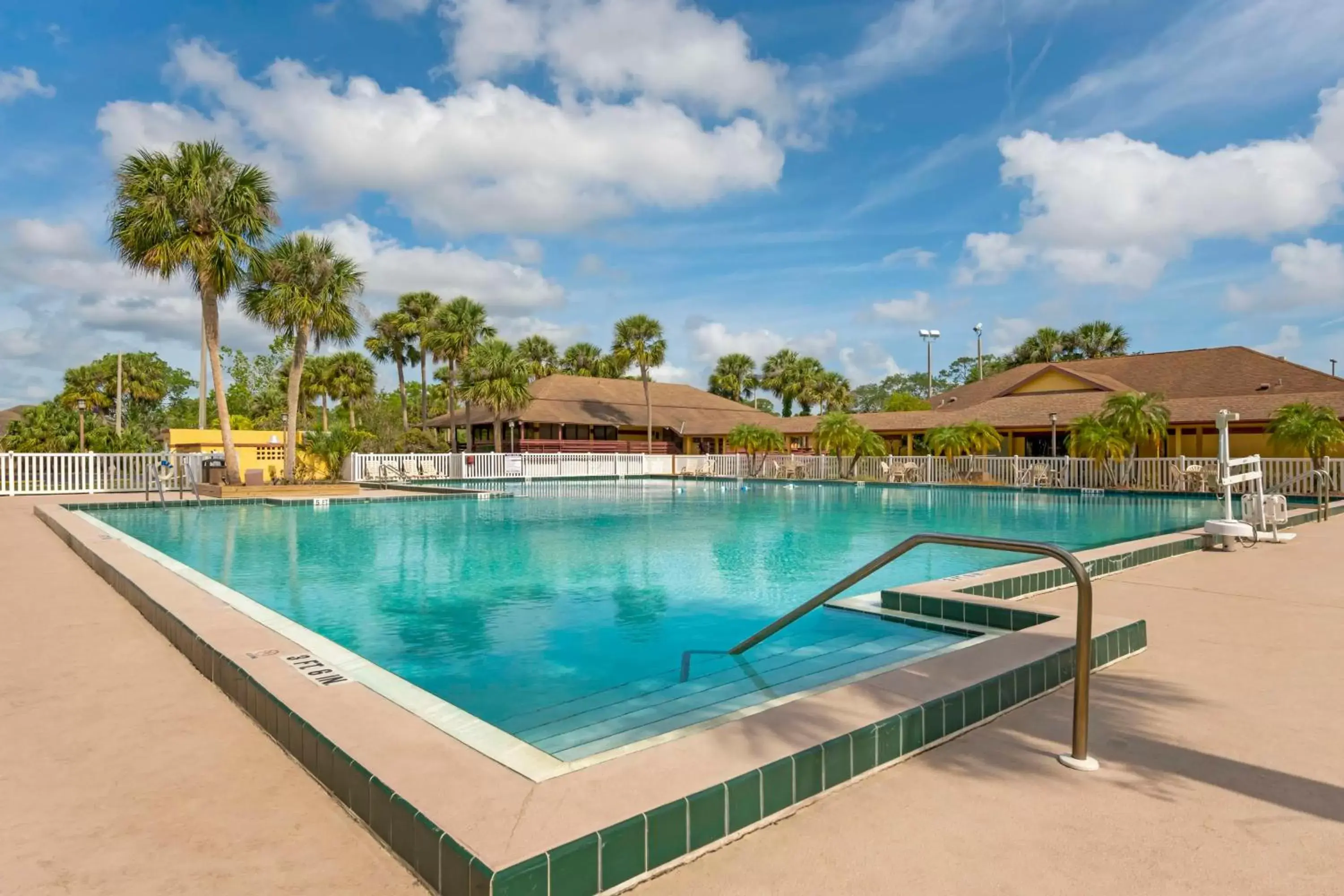Pool view, Swimming Pool in Best Western International Speedway Hotel