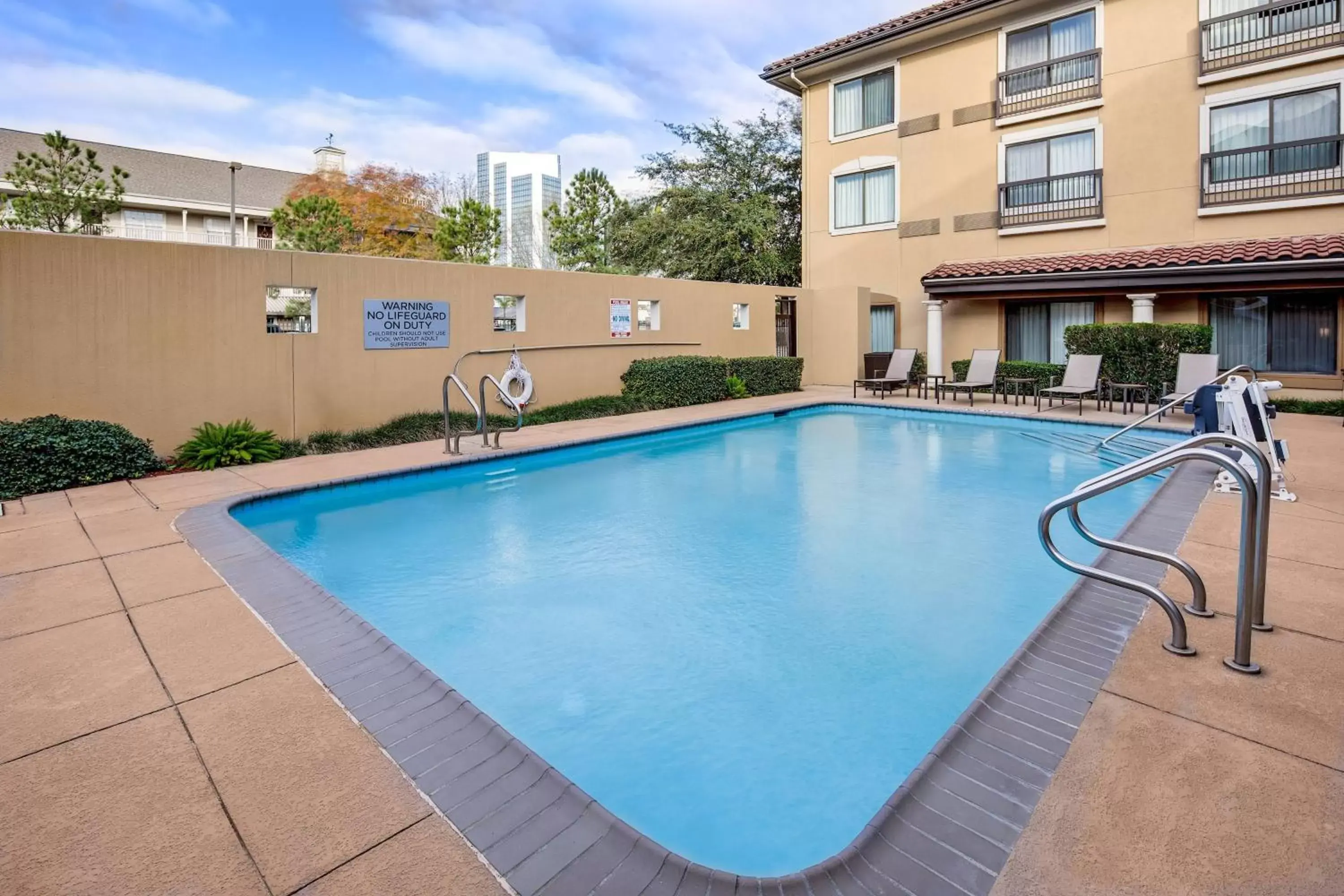Swimming Pool in Courtyard Houston-West University