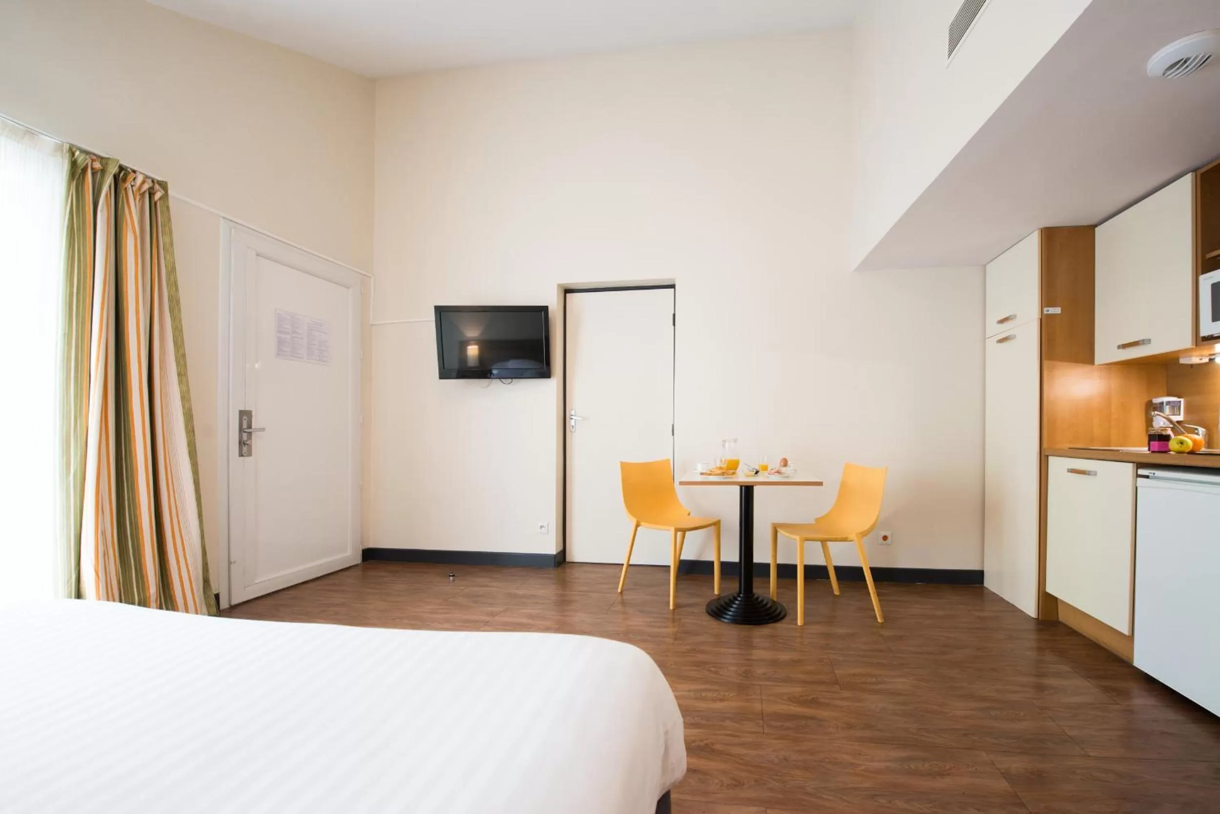 Kitchen or kitchenette, Bed in Comfort Aparthotel Saint-Nazaire Les Portes de l Ocean