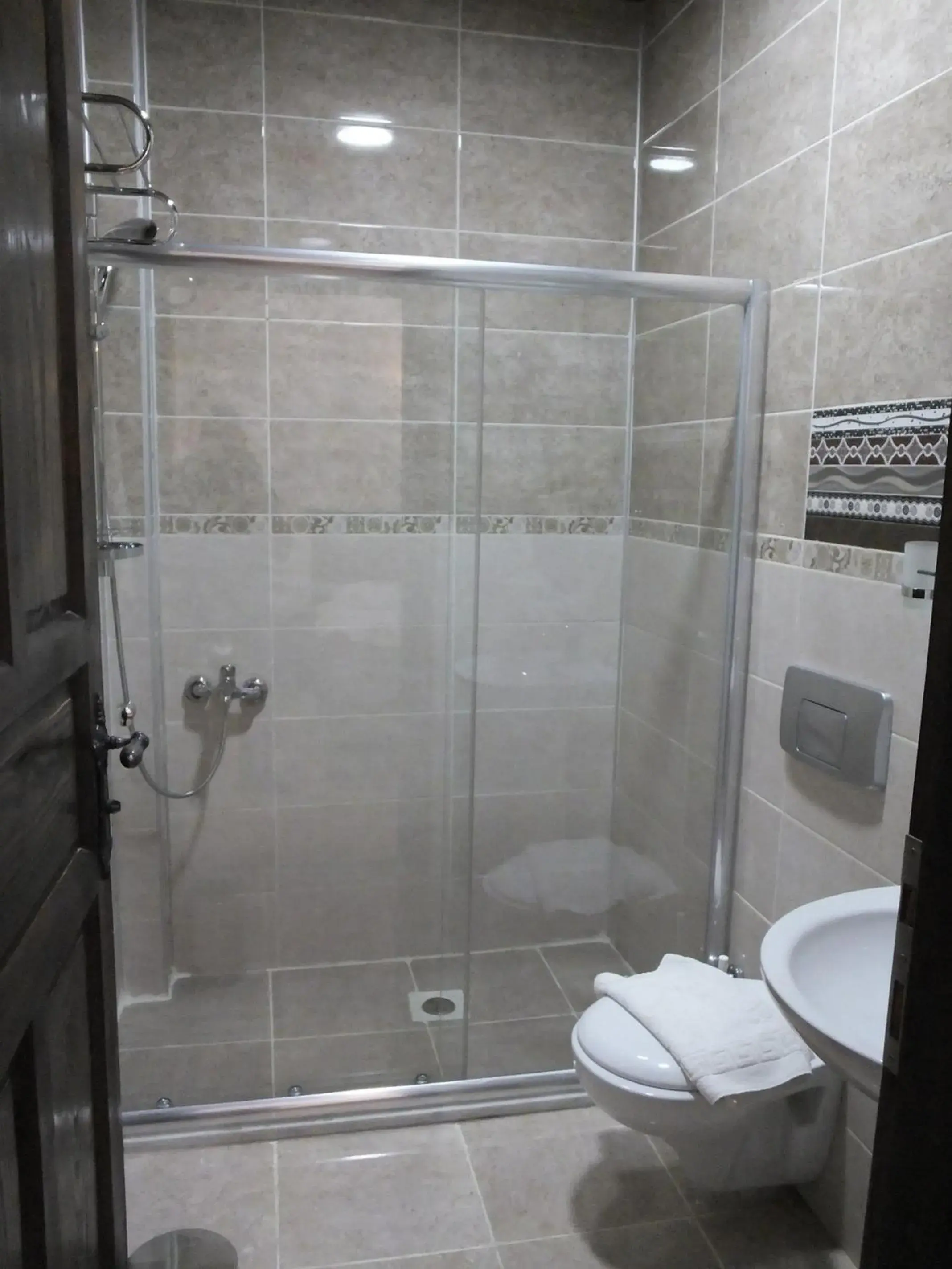 Shower, Bathroom in Hadrian Gate Hotel