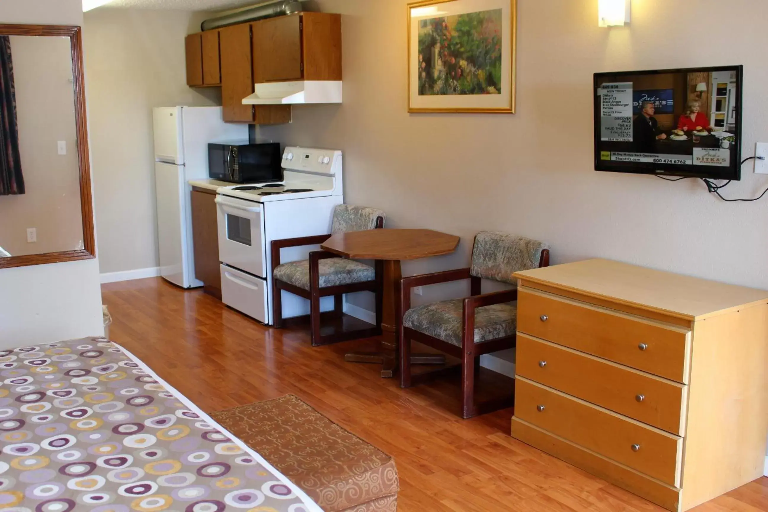 Seating area, Kitchen/Kitchenette in Days Inn by Wyndham Lakewood South Tacoma