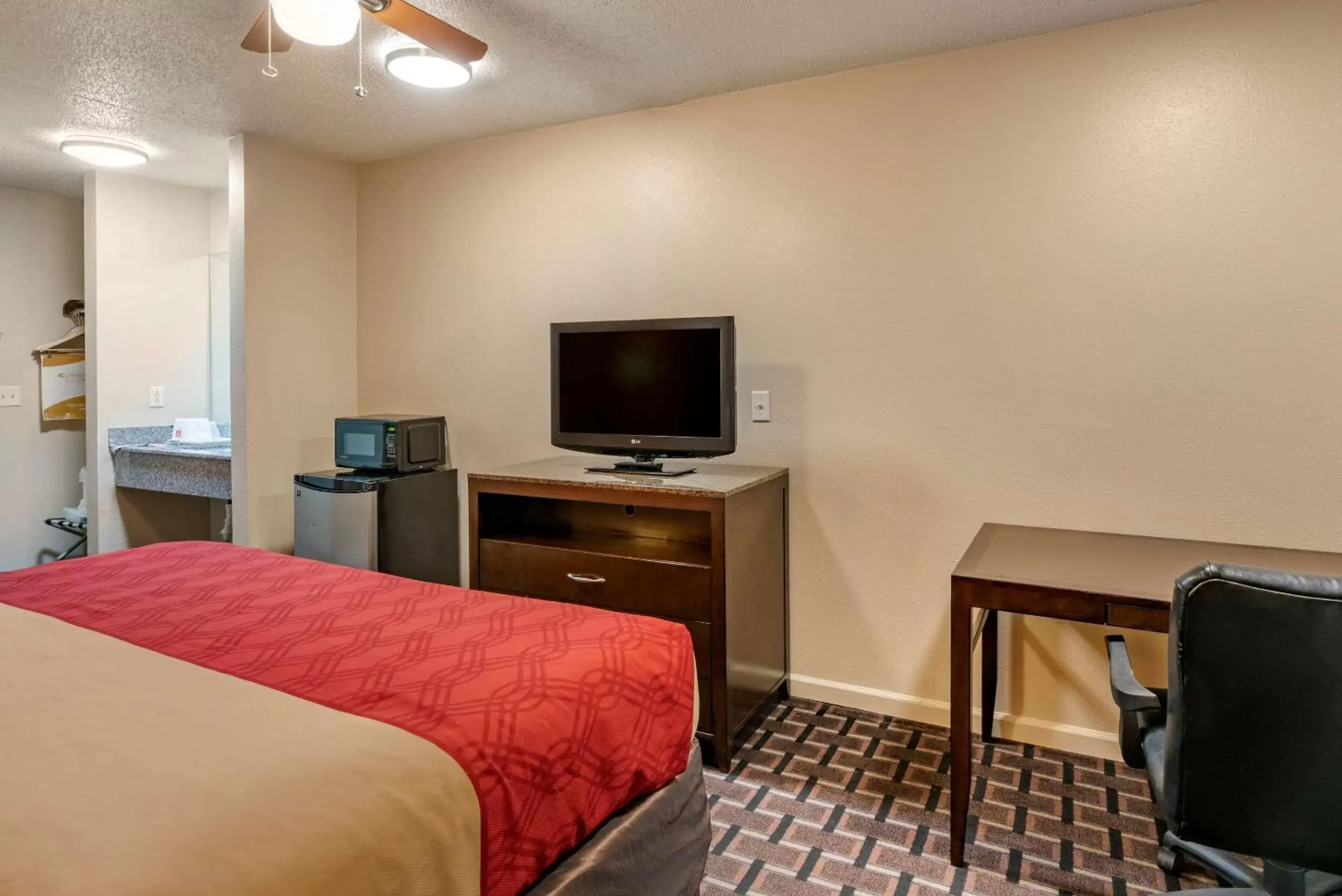 Photo of the whole room, TV/Entertainment Center in Econo Lodge Inn & Suites Granite City