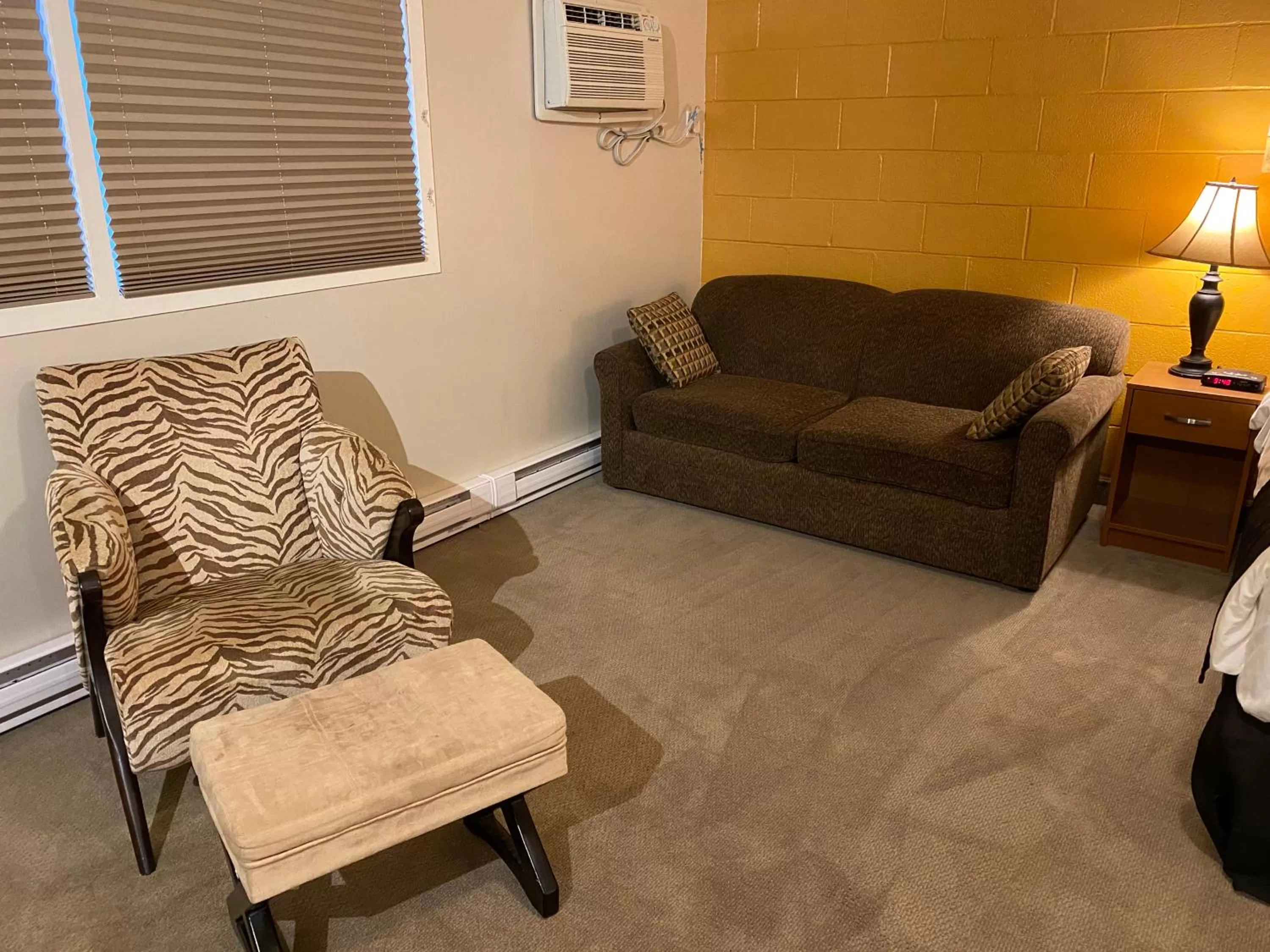 Living room in Dauphin Inn Express