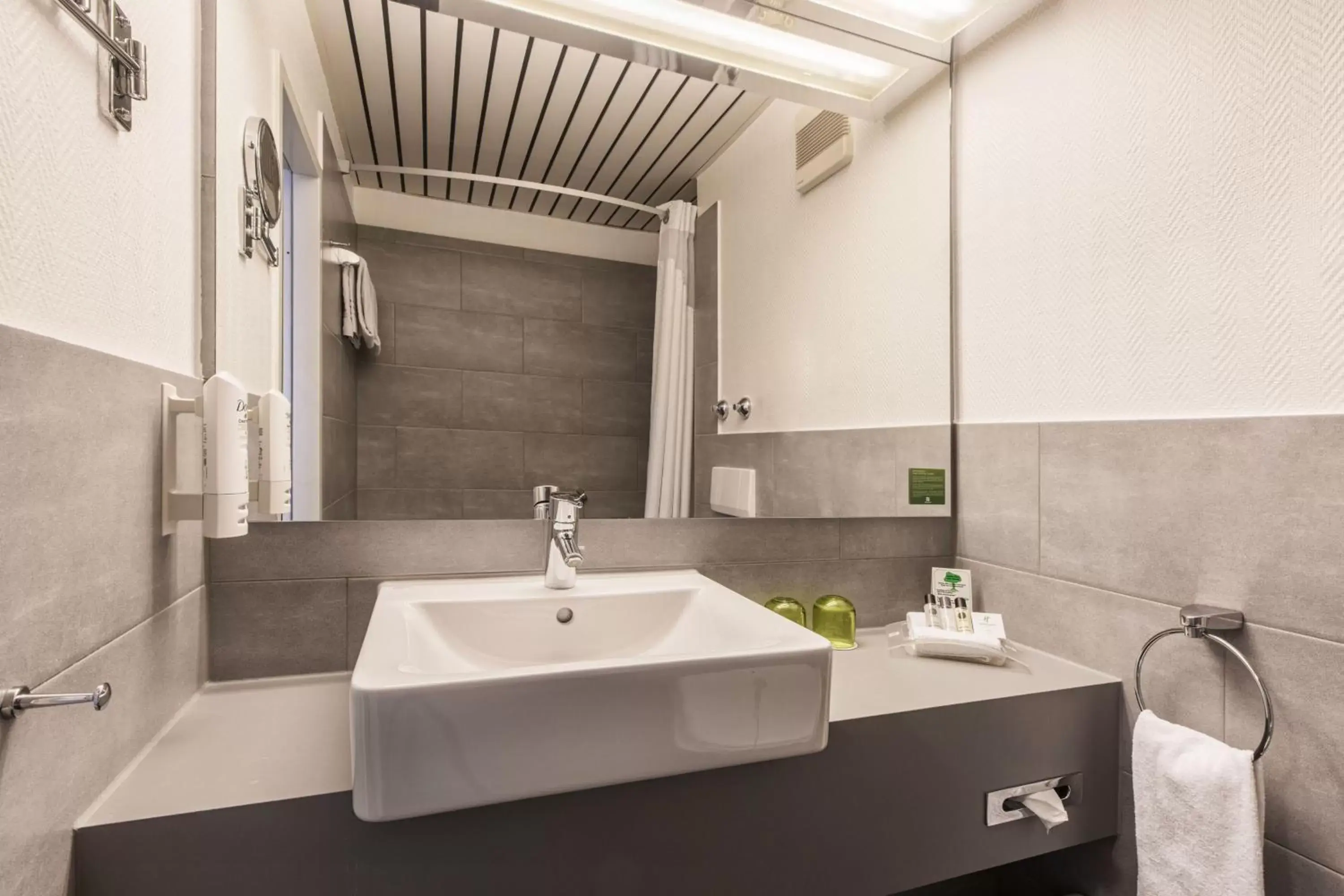 Photo of the whole room, Bathroom in Holiday Inn Düsseldorf-Neuss, an IHG Hotel