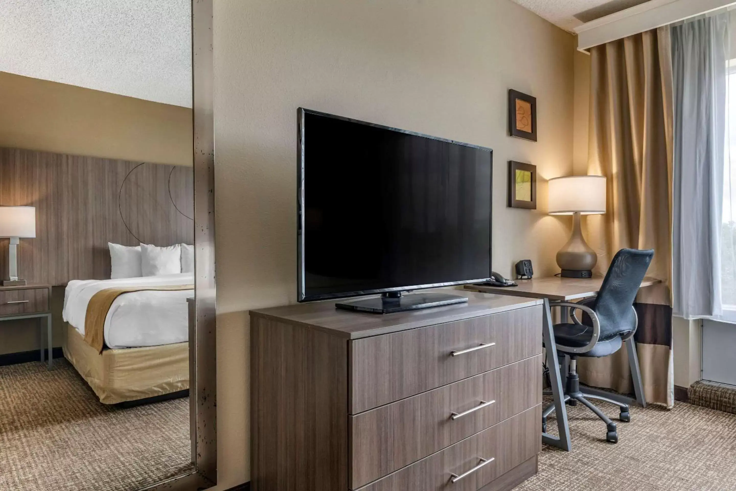 Photo of the whole room, TV/Entertainment Center in Comfort Suites Sawgrass