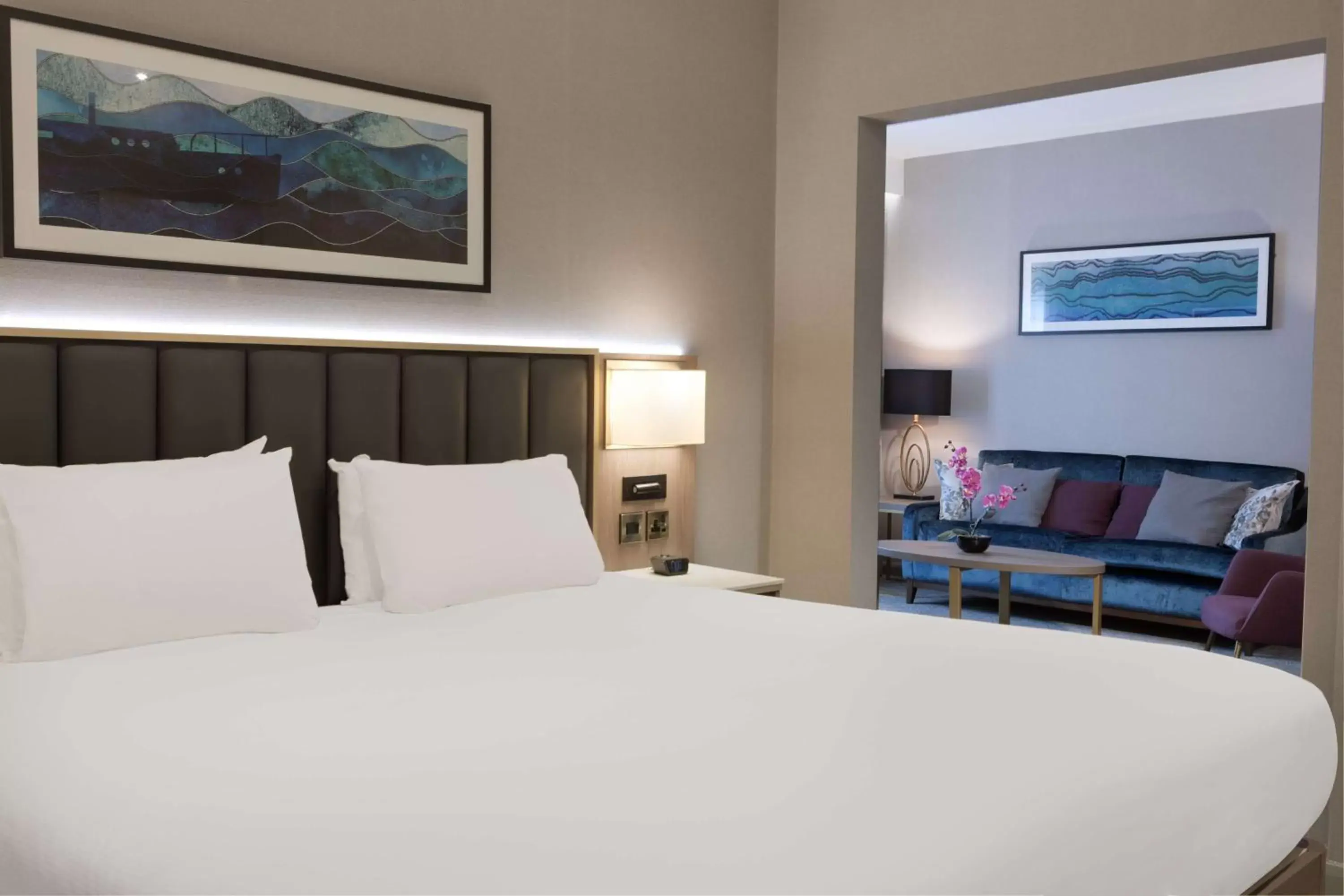 Living room, Bed in DoubleTree by Hilton London Angel Kings Cross