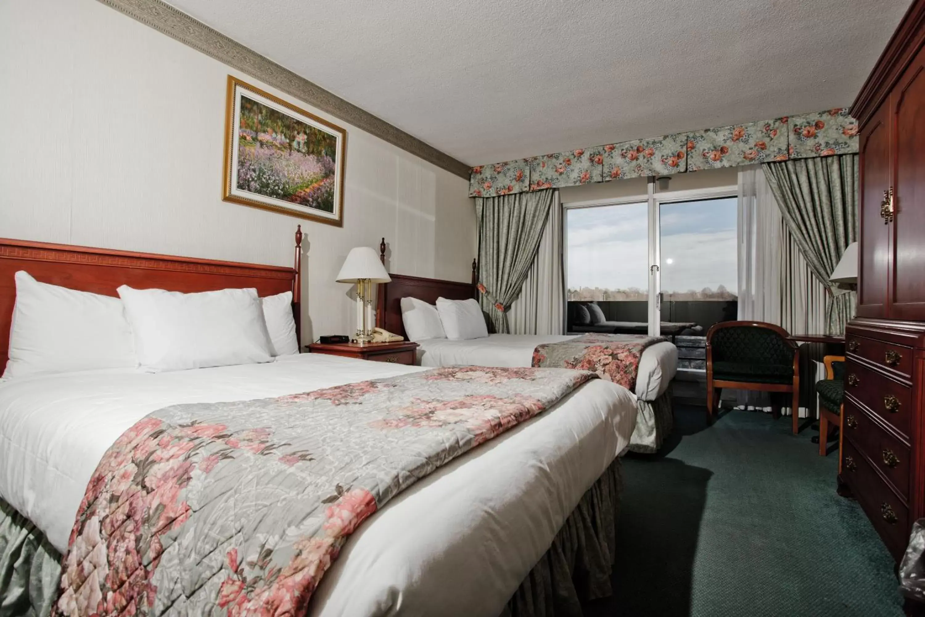 Photo of the whole room, Bed in Travelodge by Wyndham Niagara Falls Fallsview