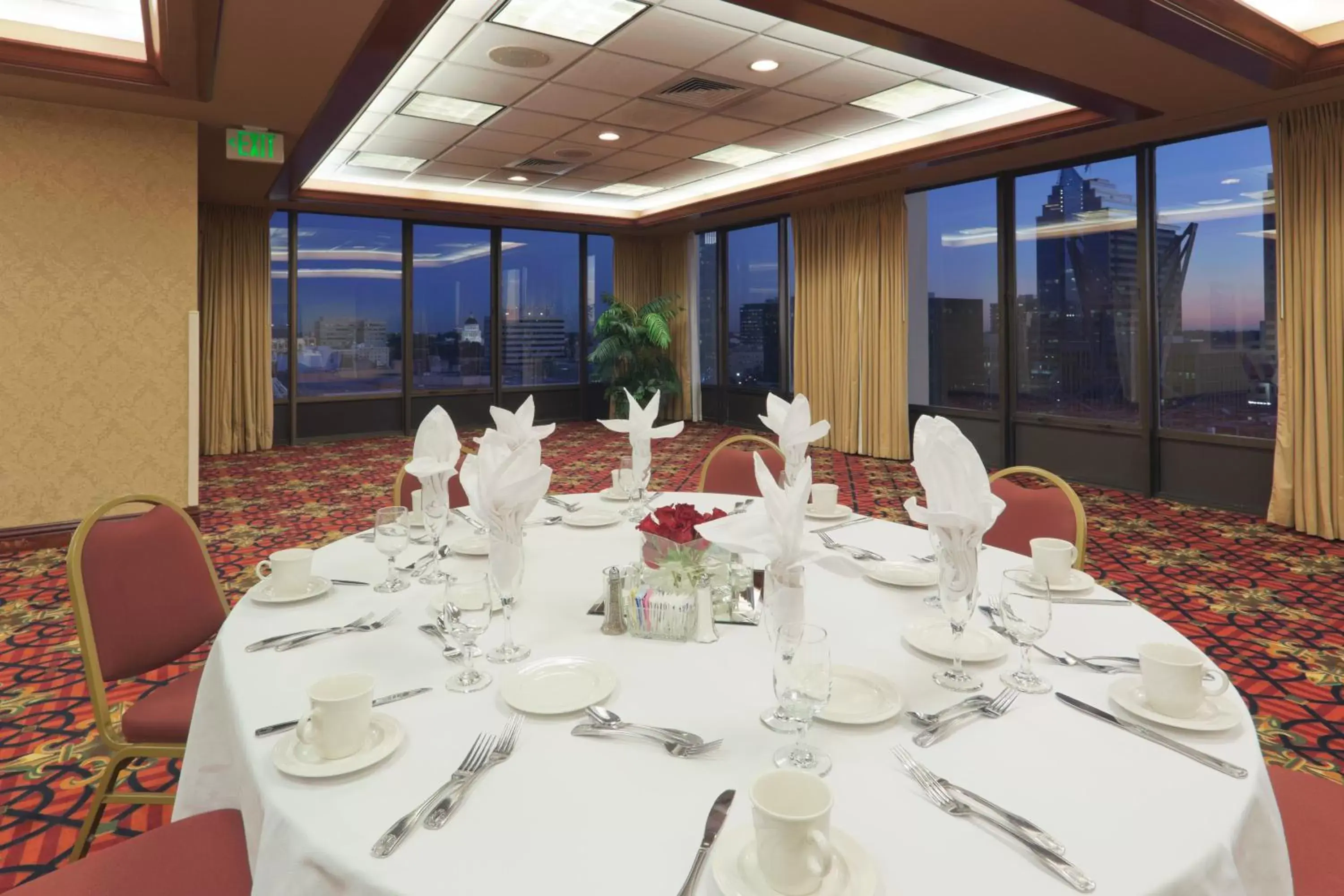 Meeting/conference room, Restaurant/Places to Eat in Holiday Inn Sacramento Downtown-Arena, an IHG Hotel