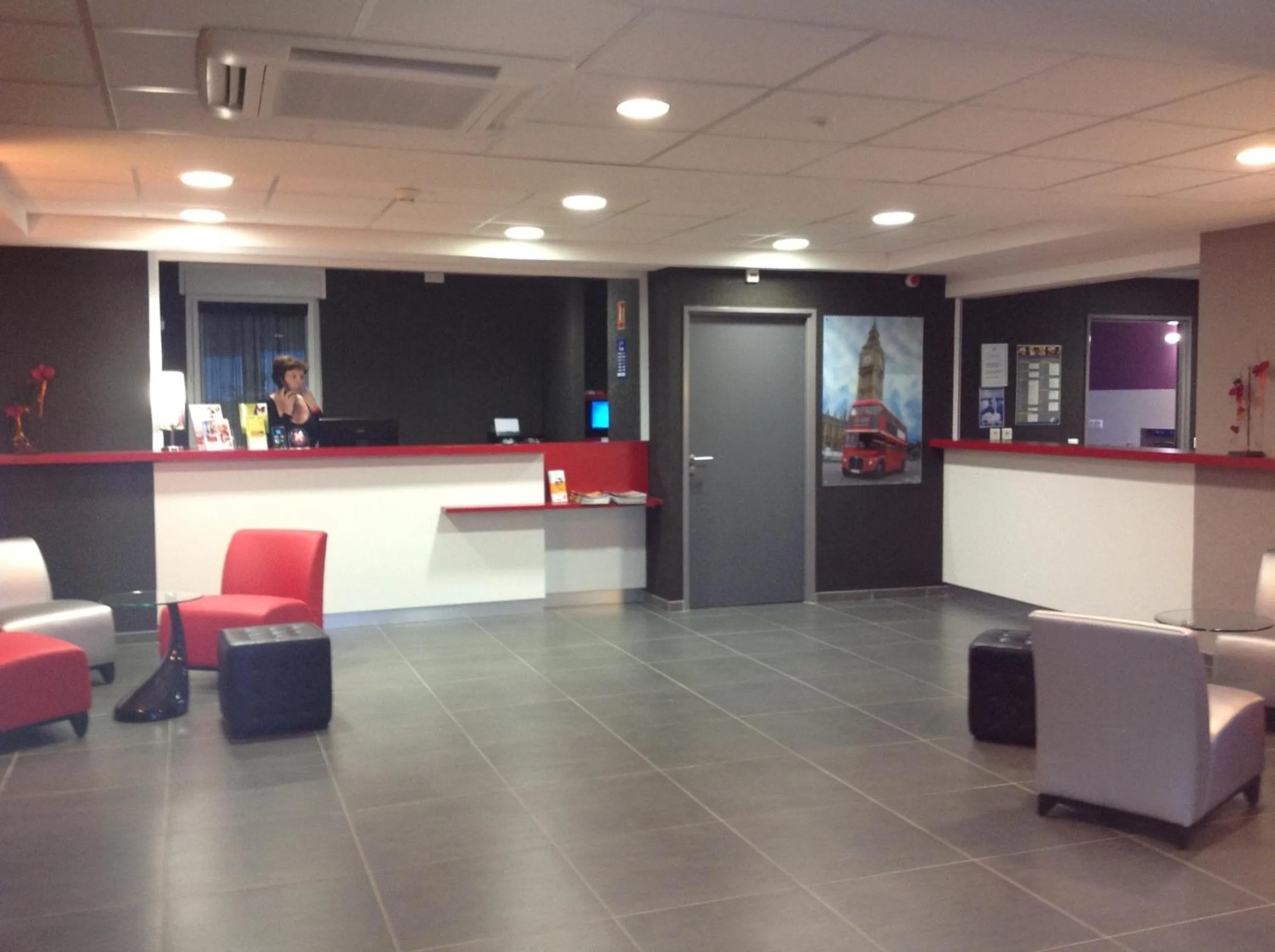 Lobby or reception in The Originals City, Hôtel des Lys, Dreux
