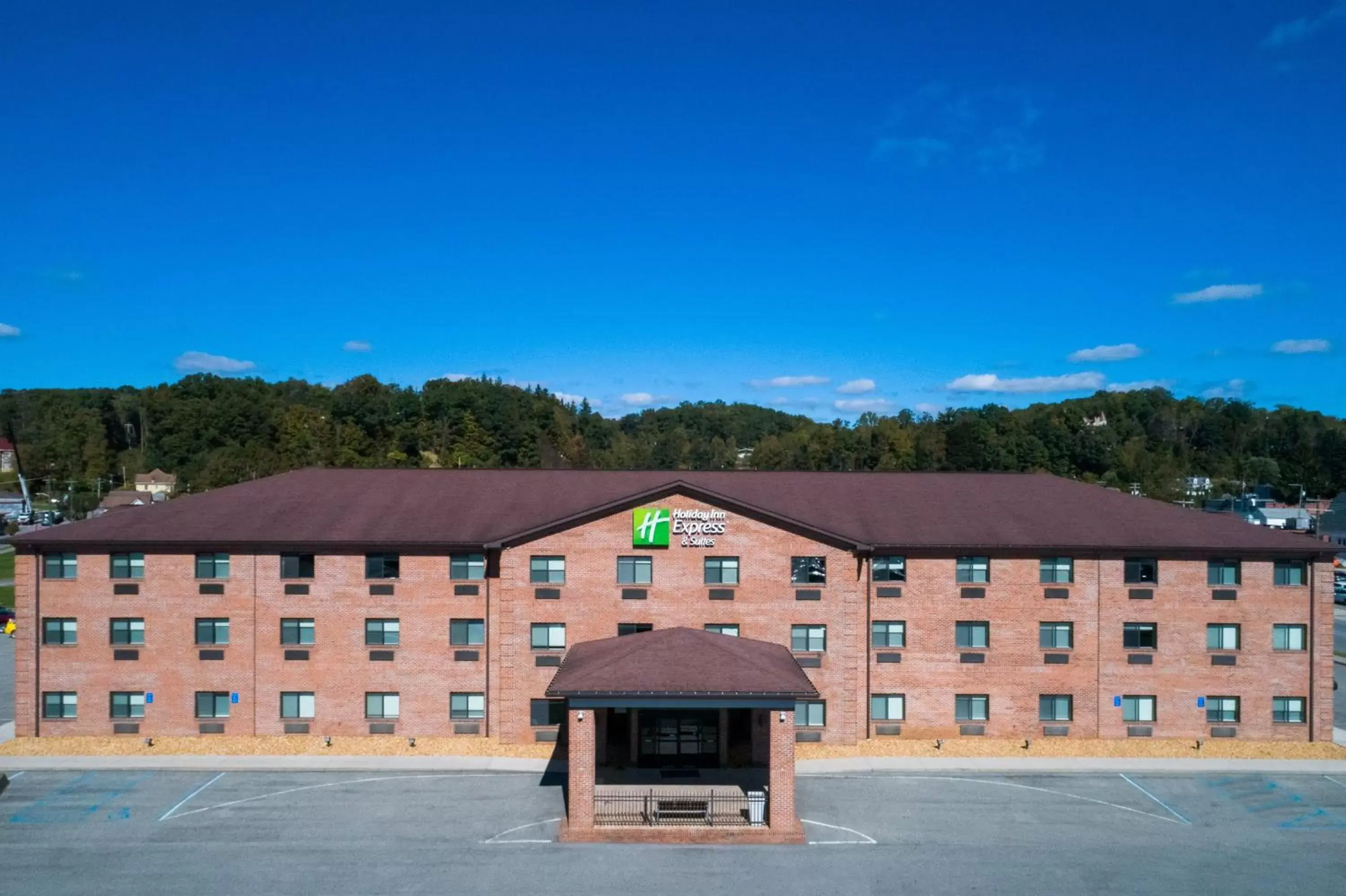 Property Building in Holiday Inn Express Hotel & Suites Elkins, an IHG Hotel