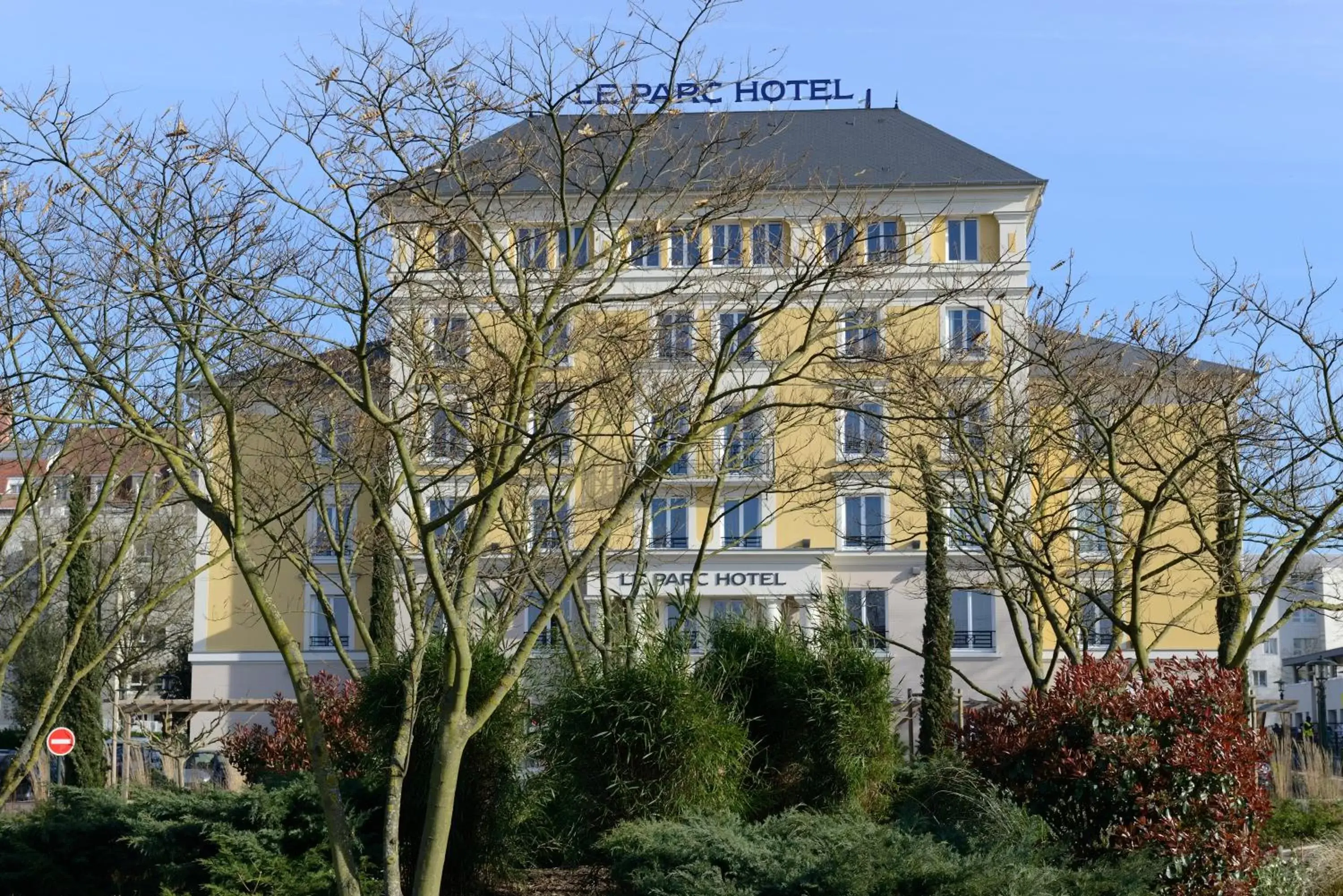Property building in Plessis Parc Hôtel