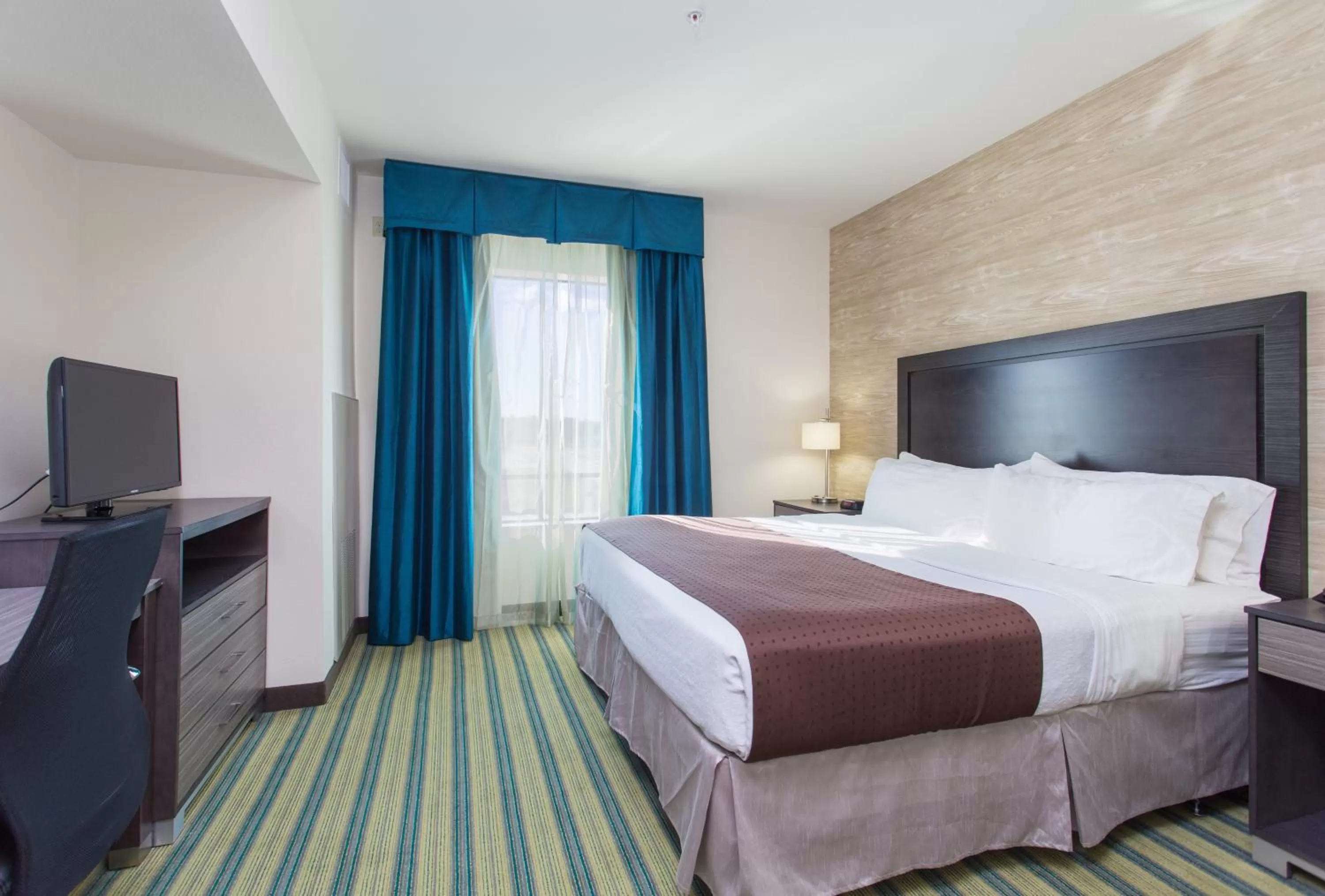 Photo of the whole room, Bed in Holiday Inn Texarkana Arkansas Convention Center by IHG